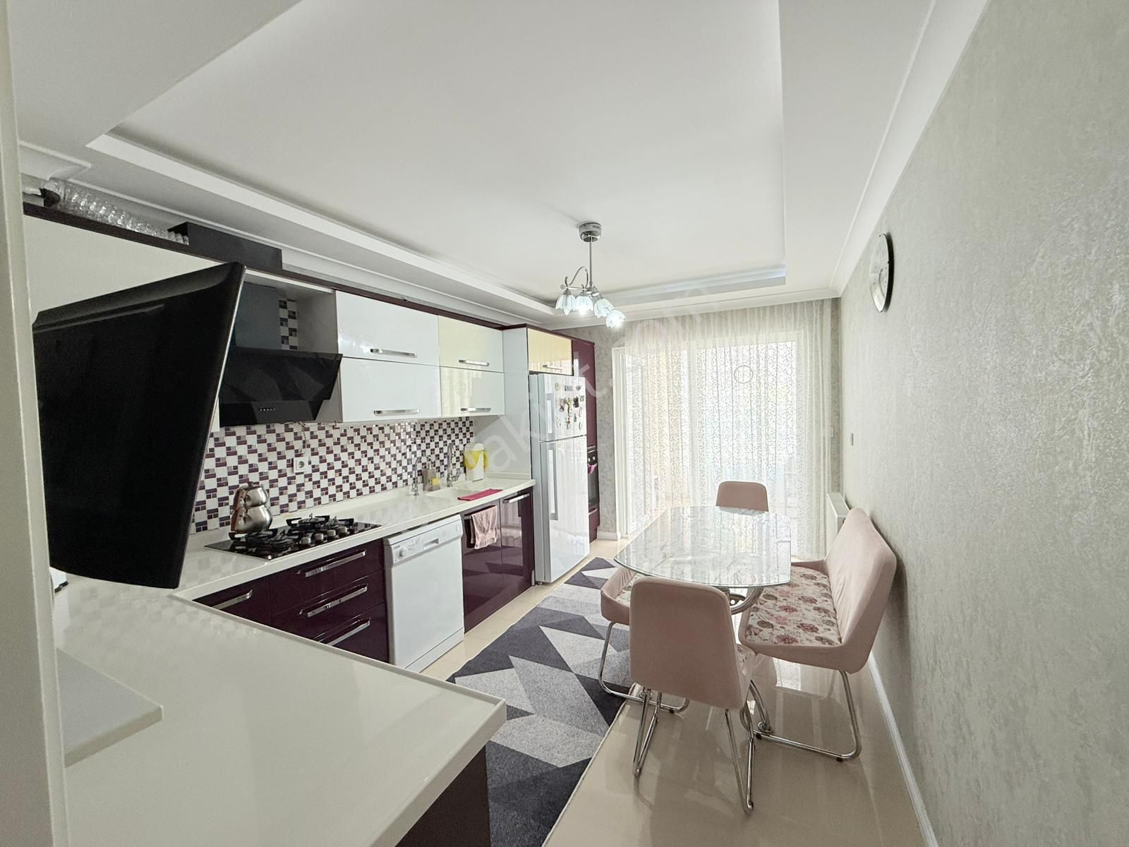 Burak'tan Merkez Mah. Okullar Bölgesinde Nezih Sitede Kat Konumunda (altı Daire) Hesaplı 4+1