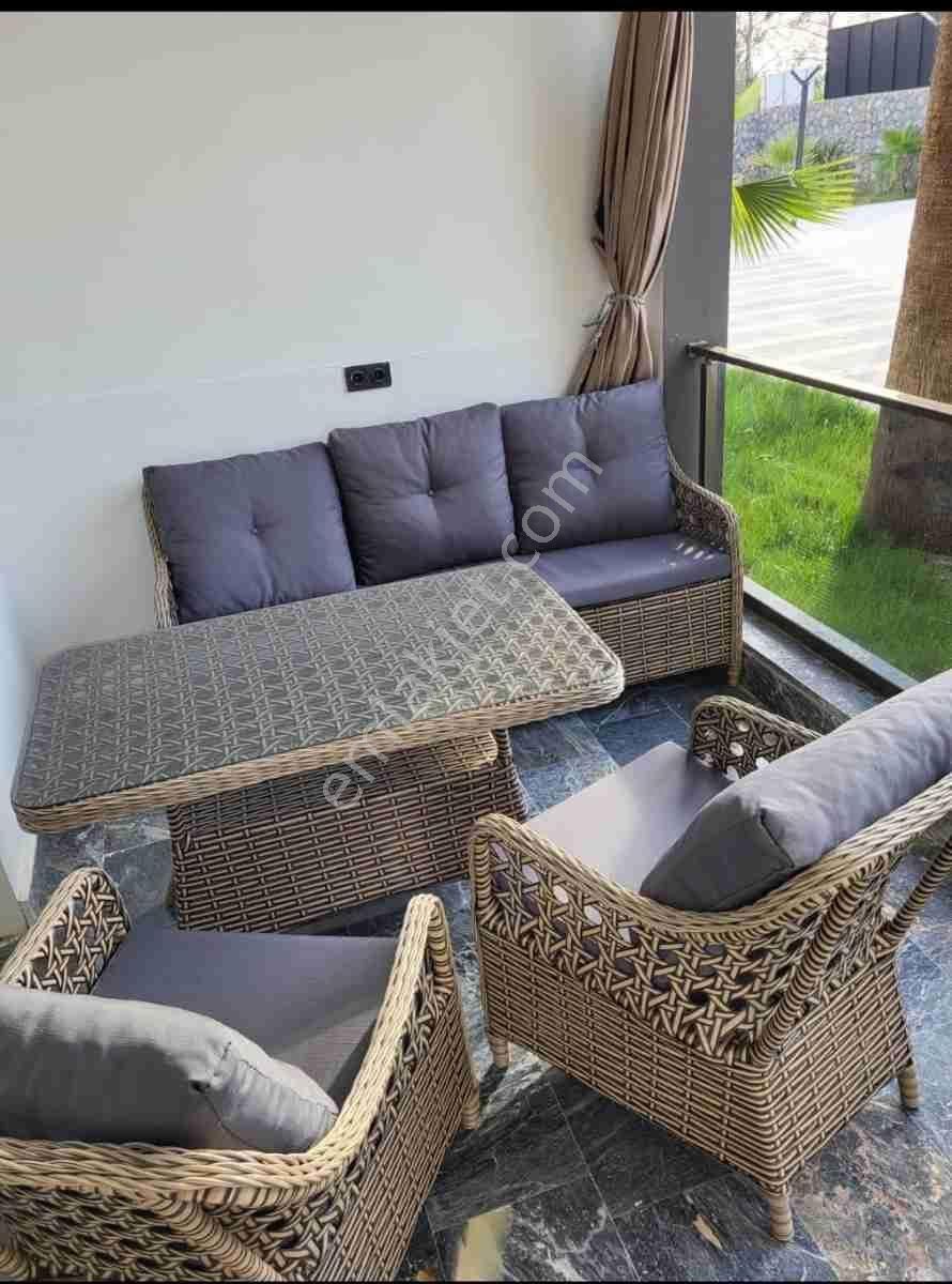Denize Yürüyüş Mesafesinde Havuzlu Eşyalı Kiralık Daire