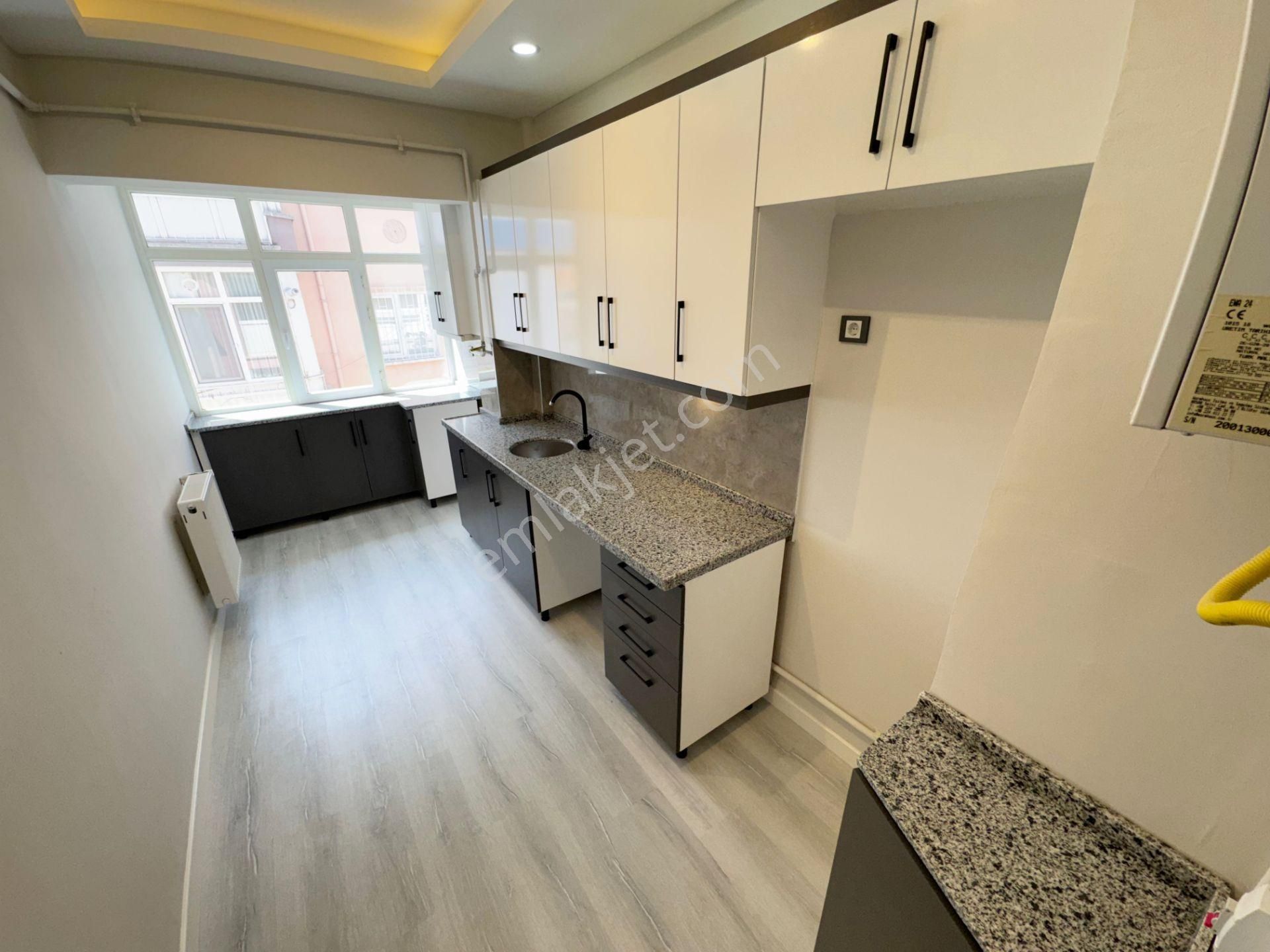 Evim Ankara'dan Tepebaşı'nda Full Yapılı Cadde Yakını Kilerli 3+1 Daire