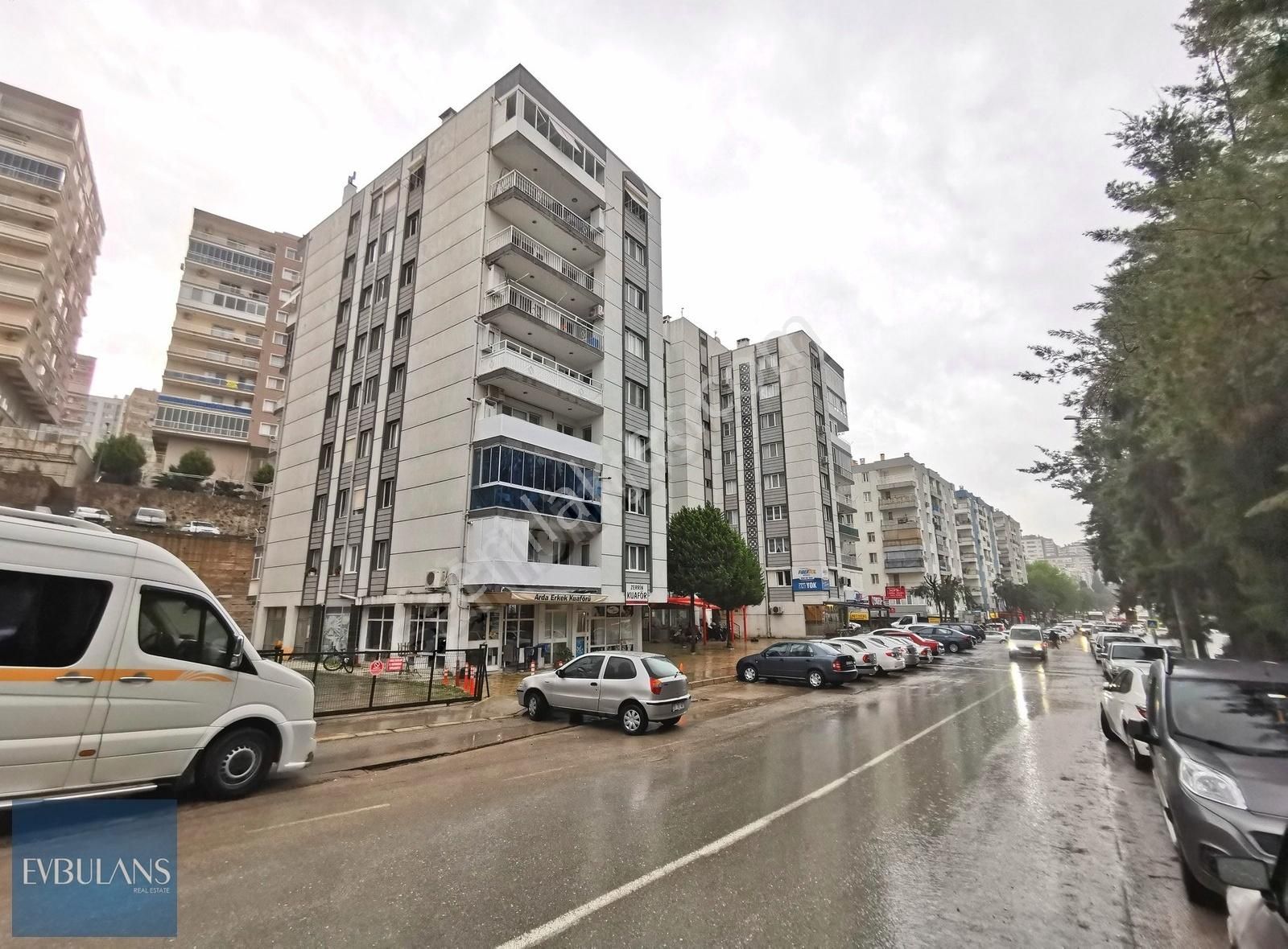 Kent 2 Pazar Yeri Karşısı Ara Kat Karanlık Odası Olmayan 3+1