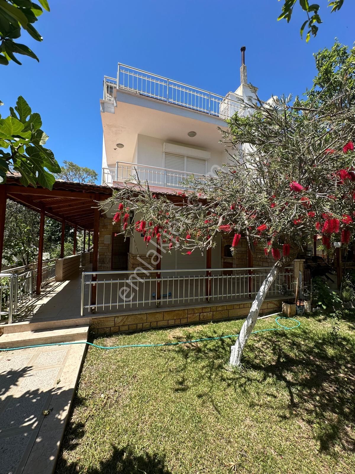 Kuşadası Güzelçamlı Erinç Sitesinde Kiralık Villa