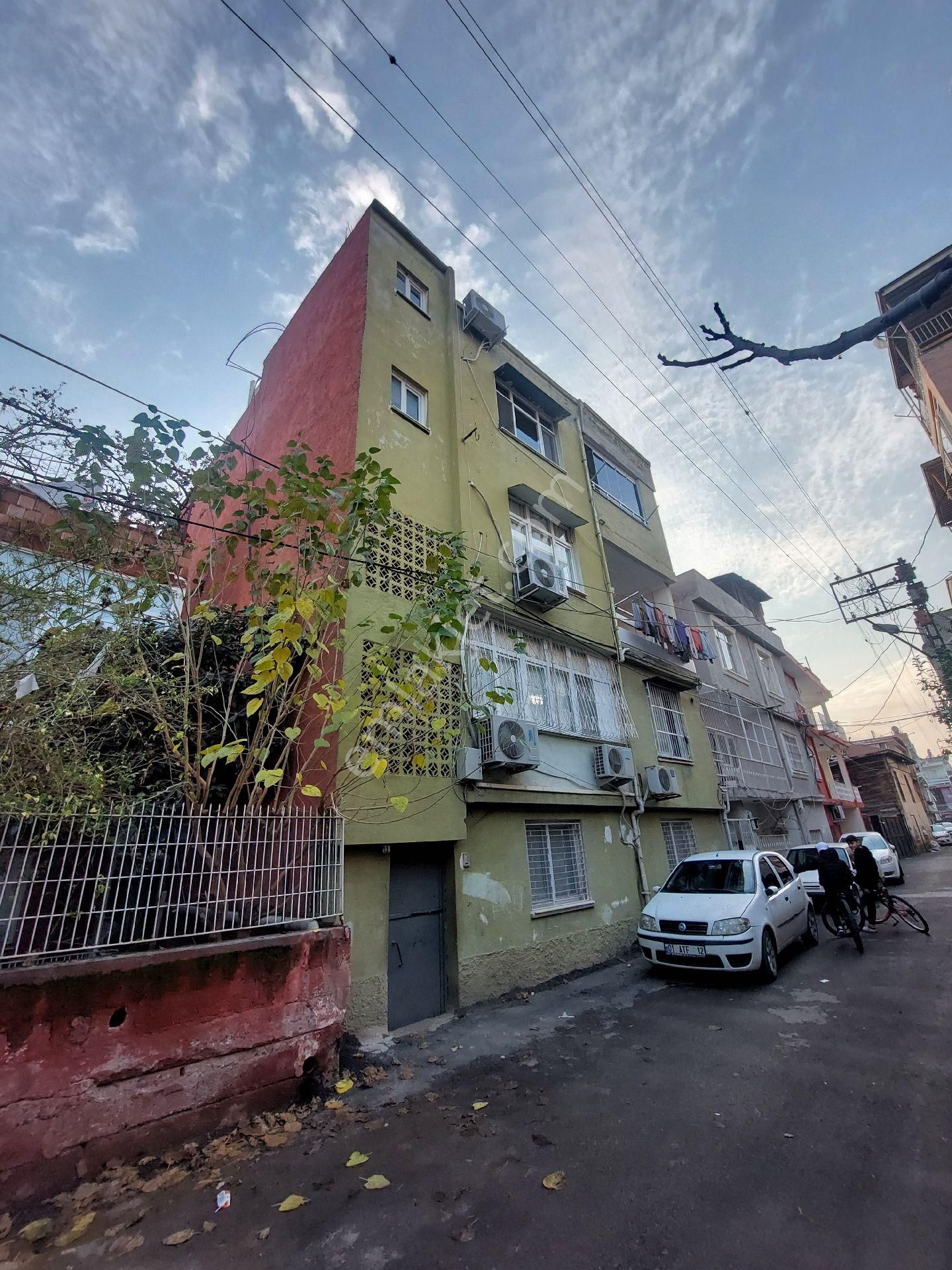 Yeşilyurt Ibo Osman Caddesıne Yakın 4 Katlı Komple Satılık Mustakıl Ev