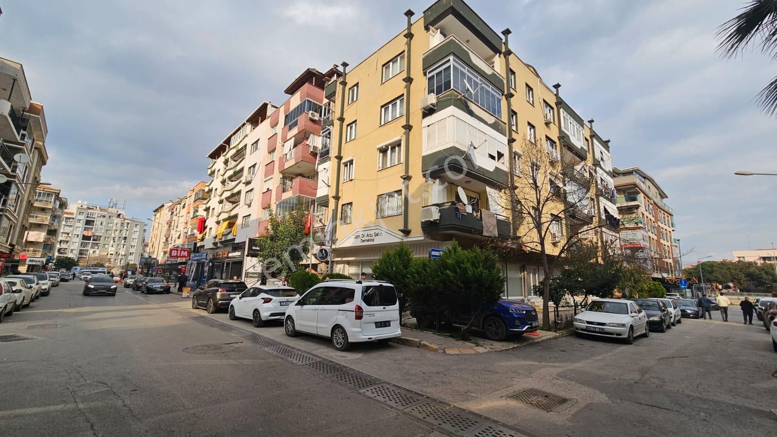 Gaziemir Atıfbey'de 5+1 Dubleks 210 M2 Tadilatlı Daire