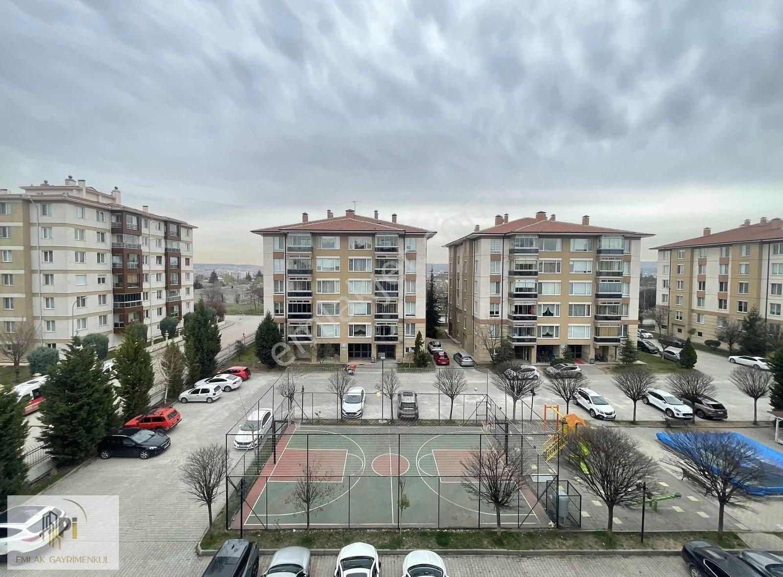 Pi Emlak'tan Batıkent Omc Sitesi'nde Arakat Ebeveyn Banyolu 3+1