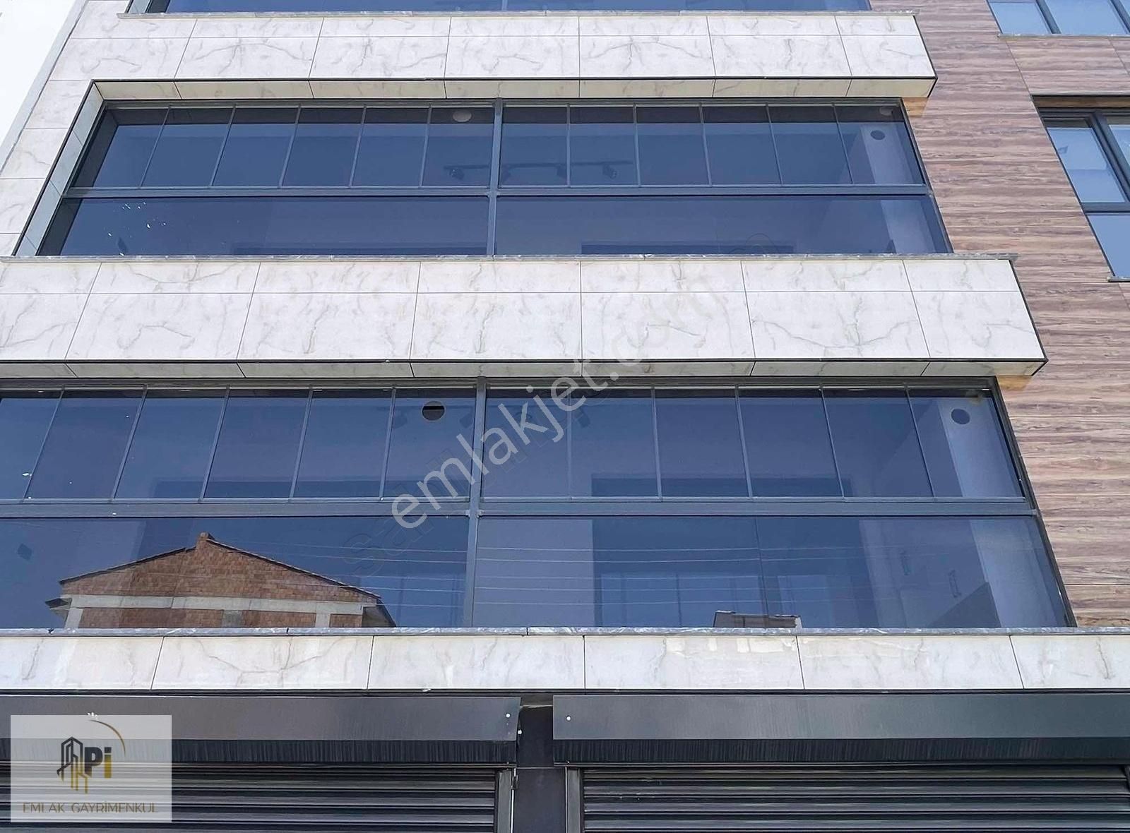 Pi Emlak'tan Çamlıca'da Giyinme Odalı Yerden Isıtma Arakat 3+1