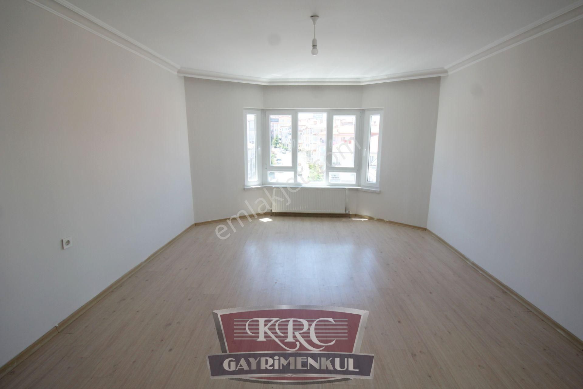 Krc'den Cengizhan Mahallesinde Caddeye Yakın Site İçerisinde 7.katta 3+1