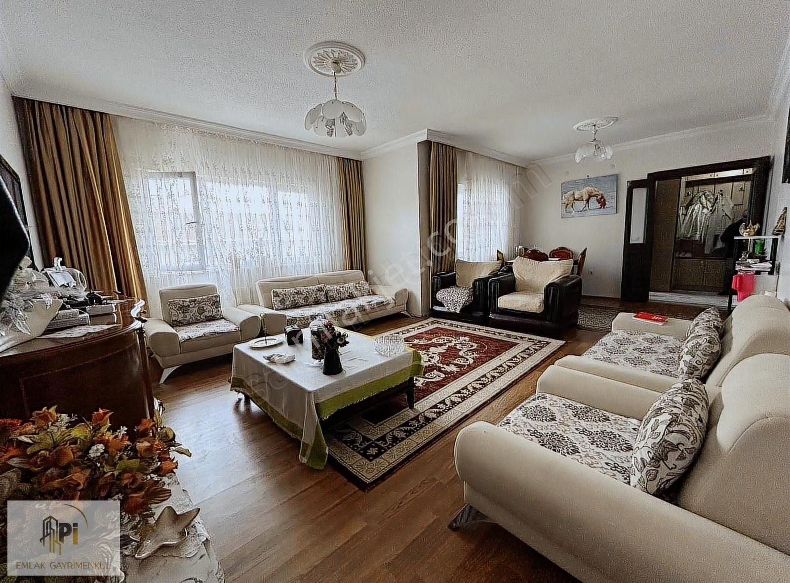 Pi Emlak'tan Cadde Üstünde 3+1 Geniş Ve Bakımlı Satılık Daire