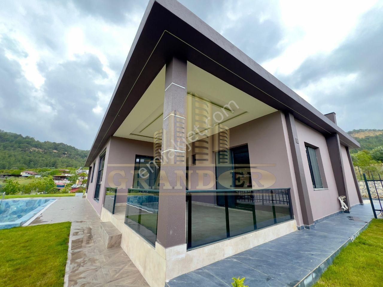 Mezitli Çevlik,te 4+1 Lüks Villa Kendine Ait Havuz Bahçe Satılık
