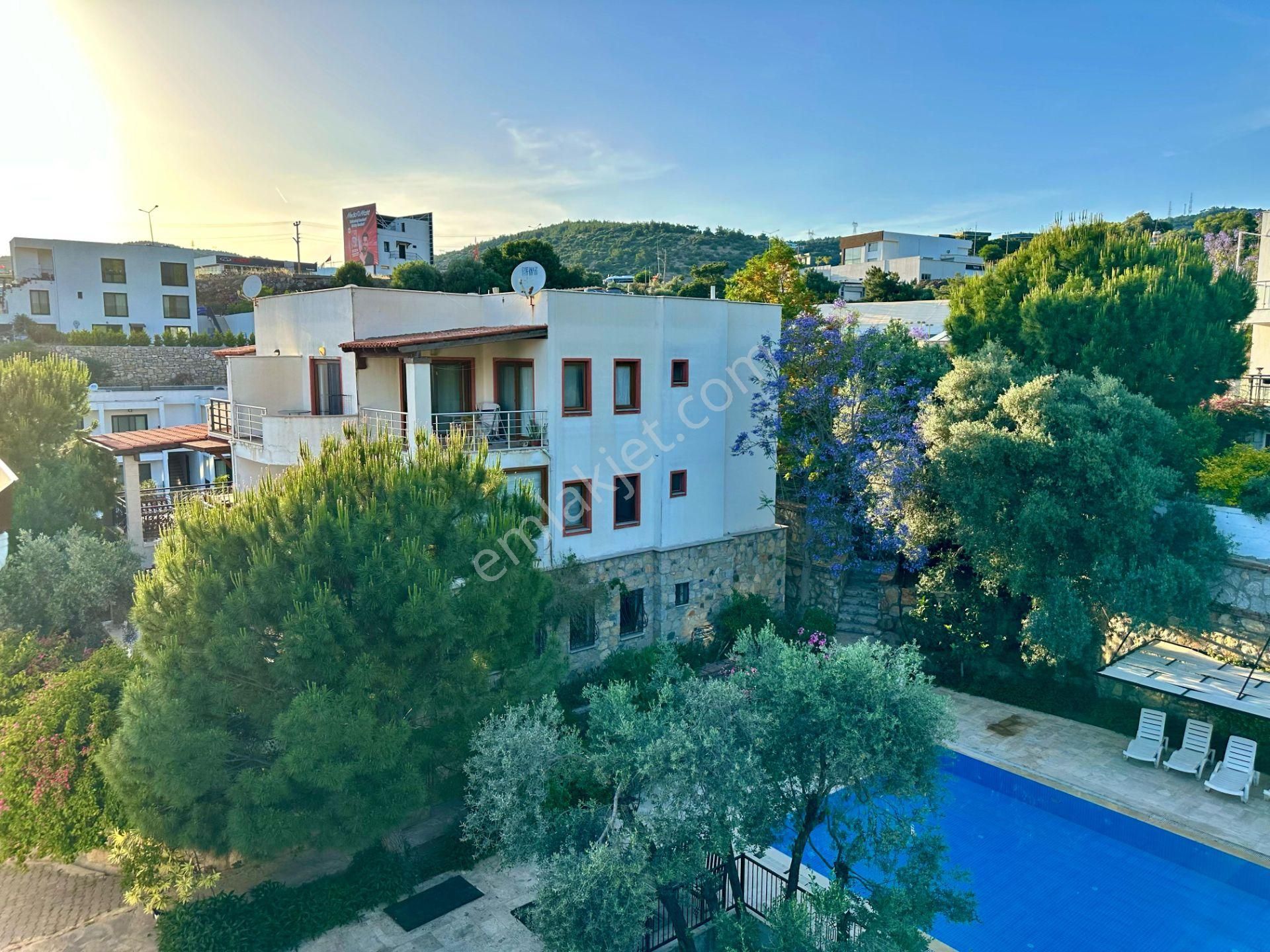 Bodrum Merkezi Konum Doğa Ve Deniz Manzaralı Havuzlu Sitede 2+1