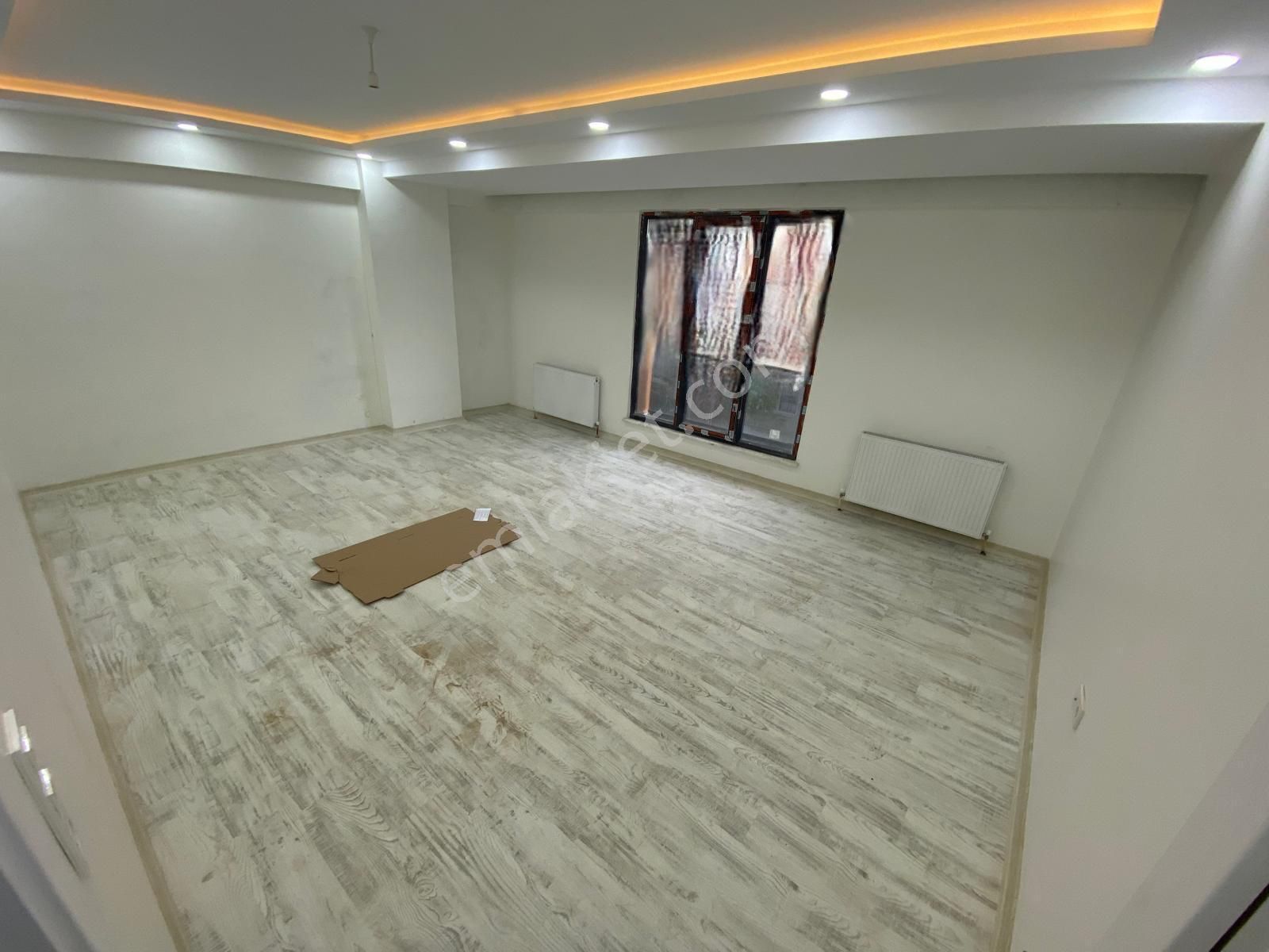 Eşşiz Büyüklükte Sıfır 3+1 1. Kat Güney Cephe Kiralık Daire