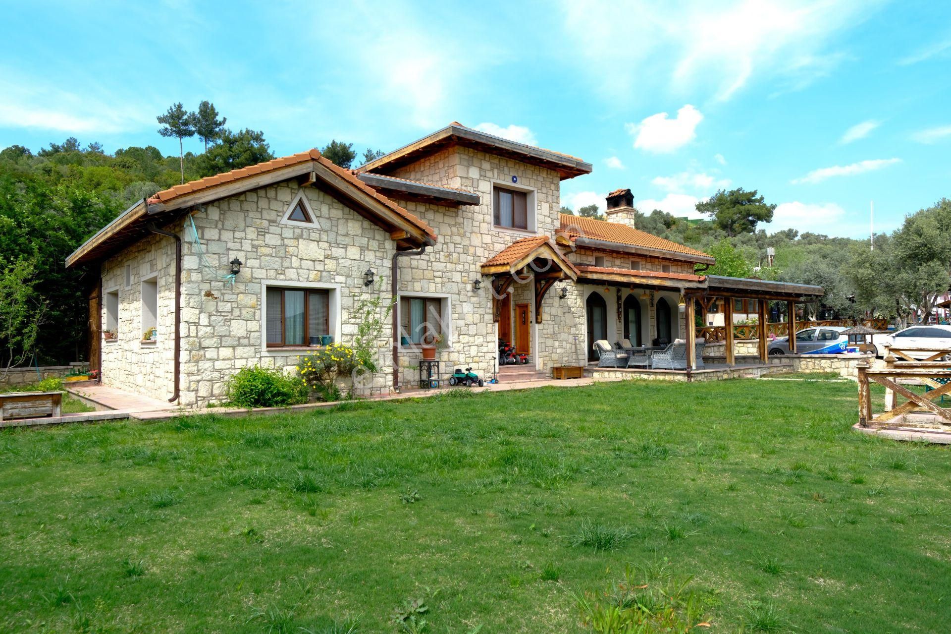 Buca Belenbaşı Köyünde Taş Evi Ve Her Tür Donanımlı Arazisi İle Lüks Çiftlik
