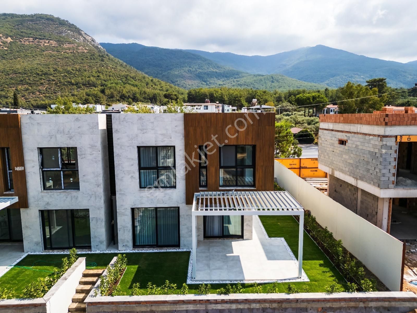 Güzelçamlı'da Doğayla İç İçe,denize Yürüme Mesafesinde Huzur Dolu Villa!