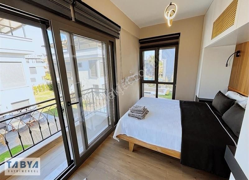 Sığacık'da Site İçerisinde Ful Eşyalı Havuzlu Tam Müstakil Villa - Görsel 3