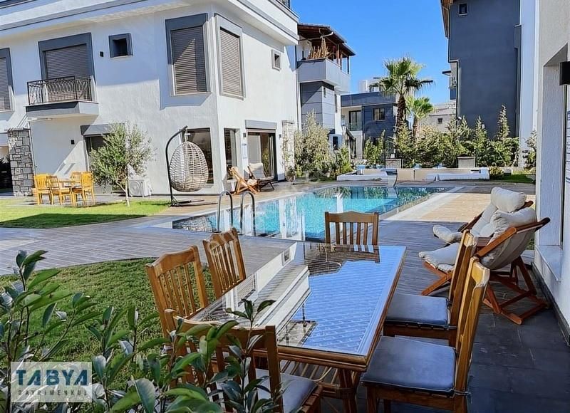 Sığacık'da Site İçerisinde Ful Eşyalı Havuzlu Tam Müstakil Villa - Görsel 10