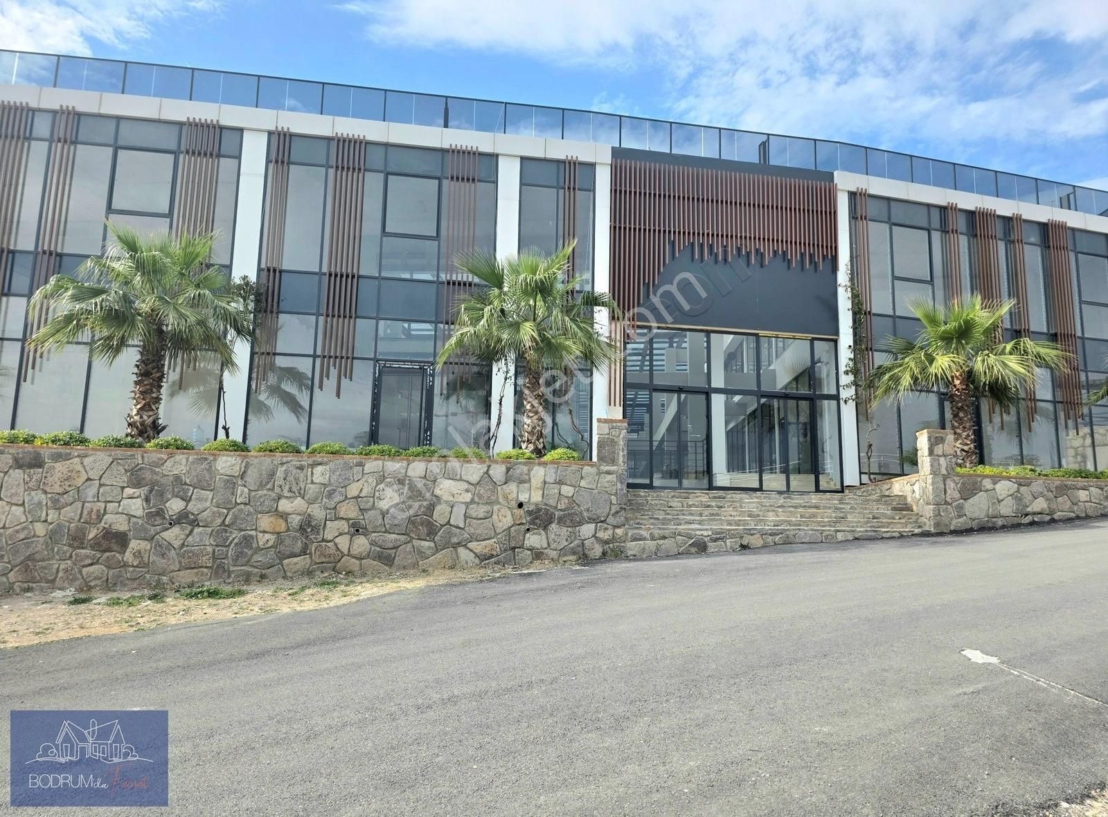 Bodrum Konacık'ta Anayola Yakın Kiralık Dükkan Ve Ofis Katları