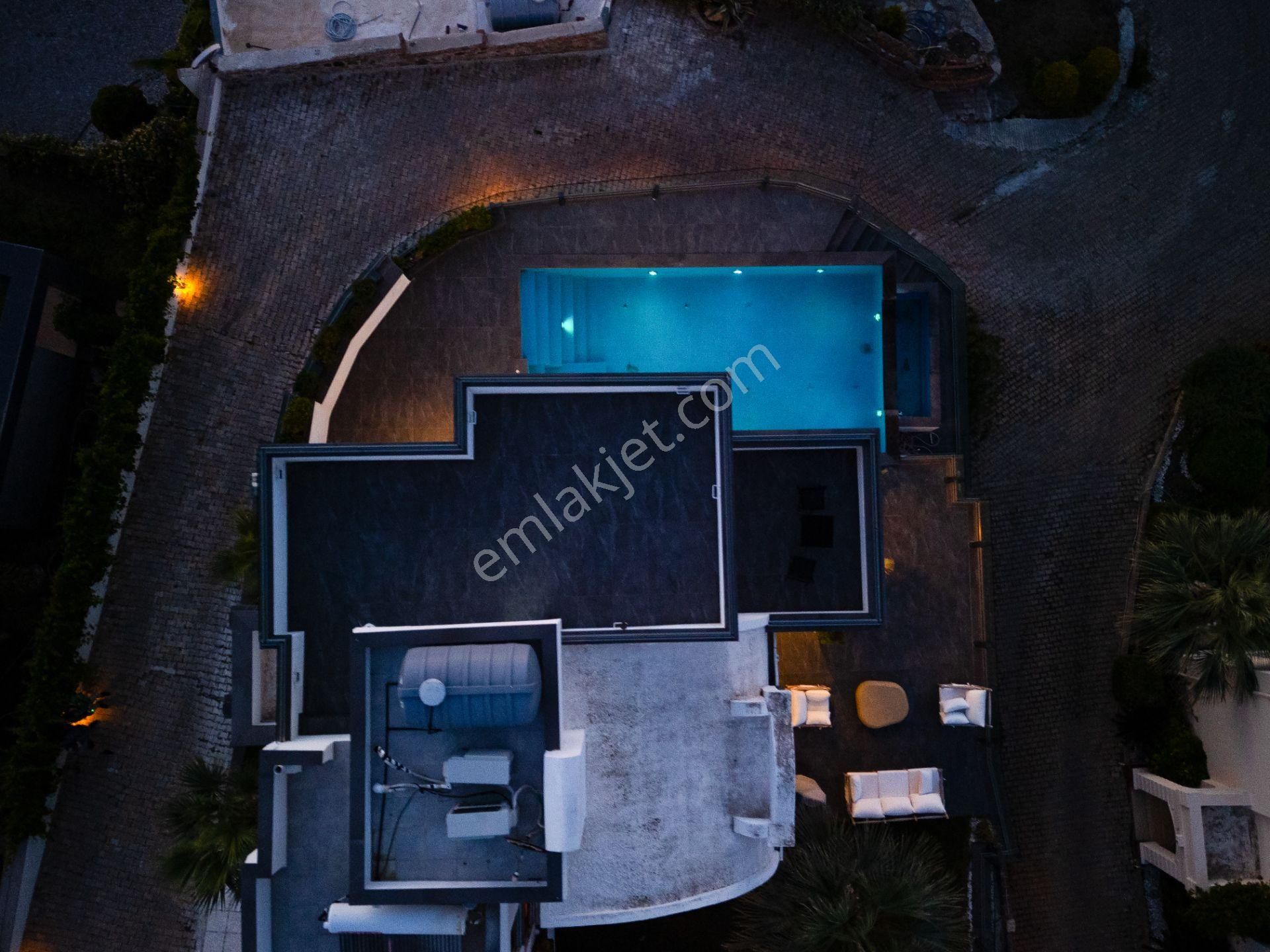 Yalıkavakta Mükemmel Konumda Eşsiz Deniz Manzaralı Lüks Villa