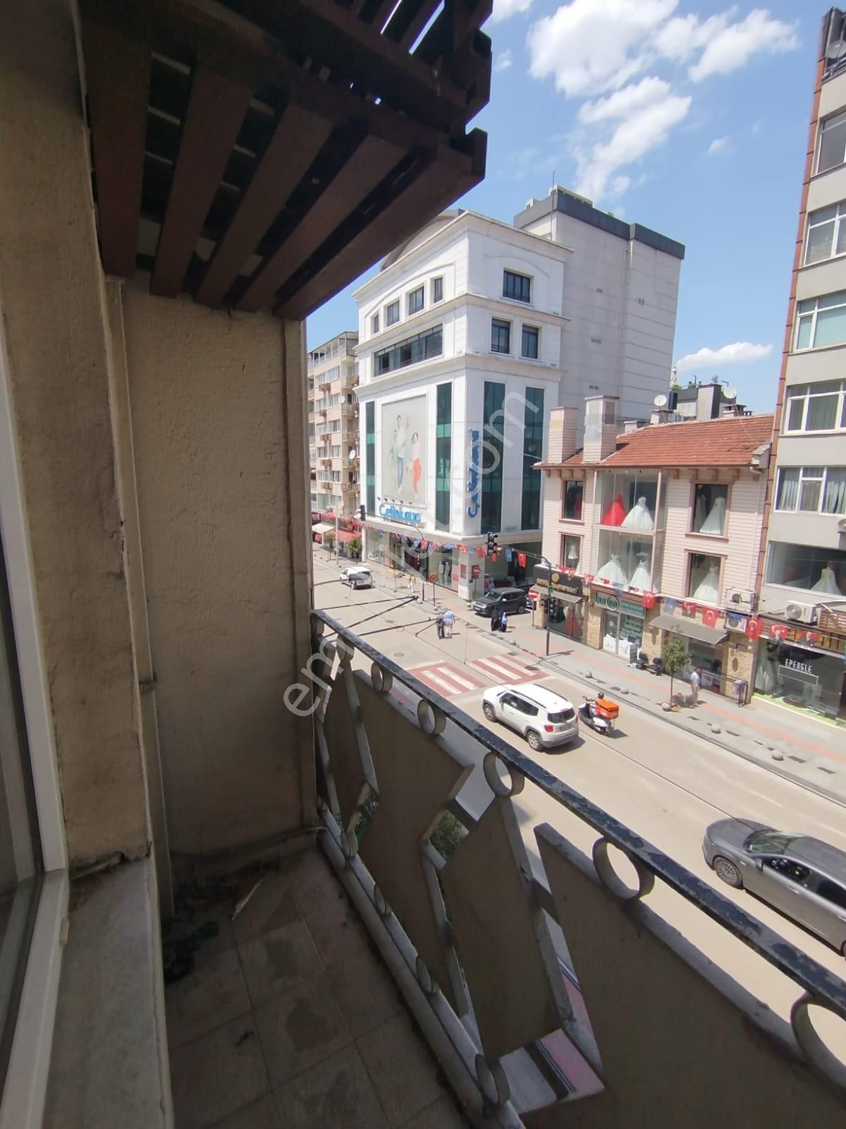 Altıparmak Caddesi'nde 3+1 Ferah Daire