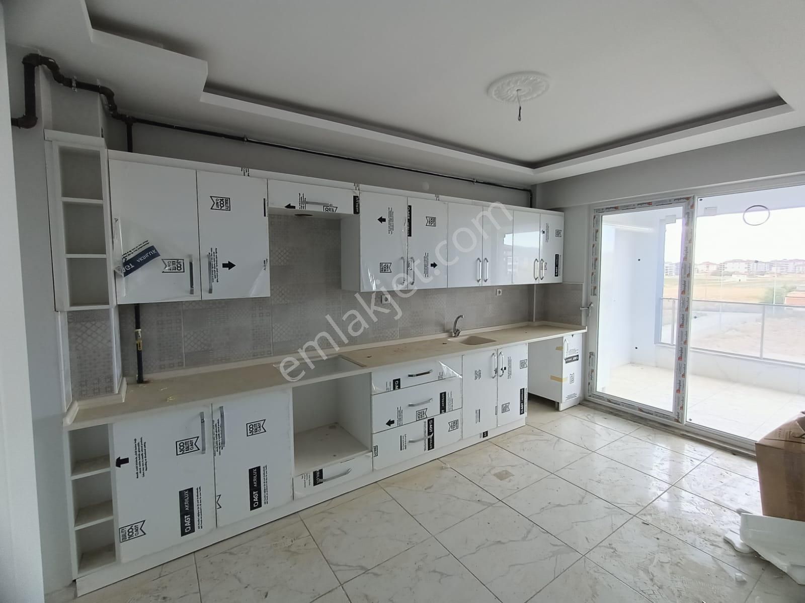 Akçay Emlak'tan Akşehir Yarenler Mahallesinde Garajlı Ara Kat Kiralık 3+1 Daire