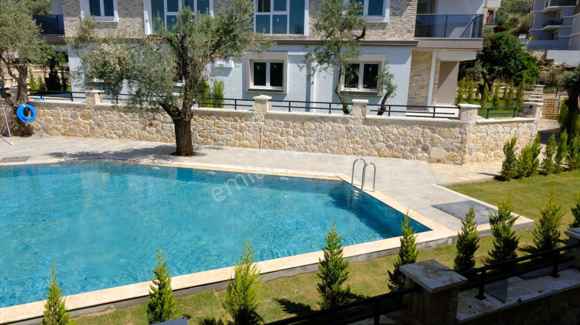 Yenifoça Olivepark Evleri'nde Havuzlu Sitede 2+1 Satılık Daire