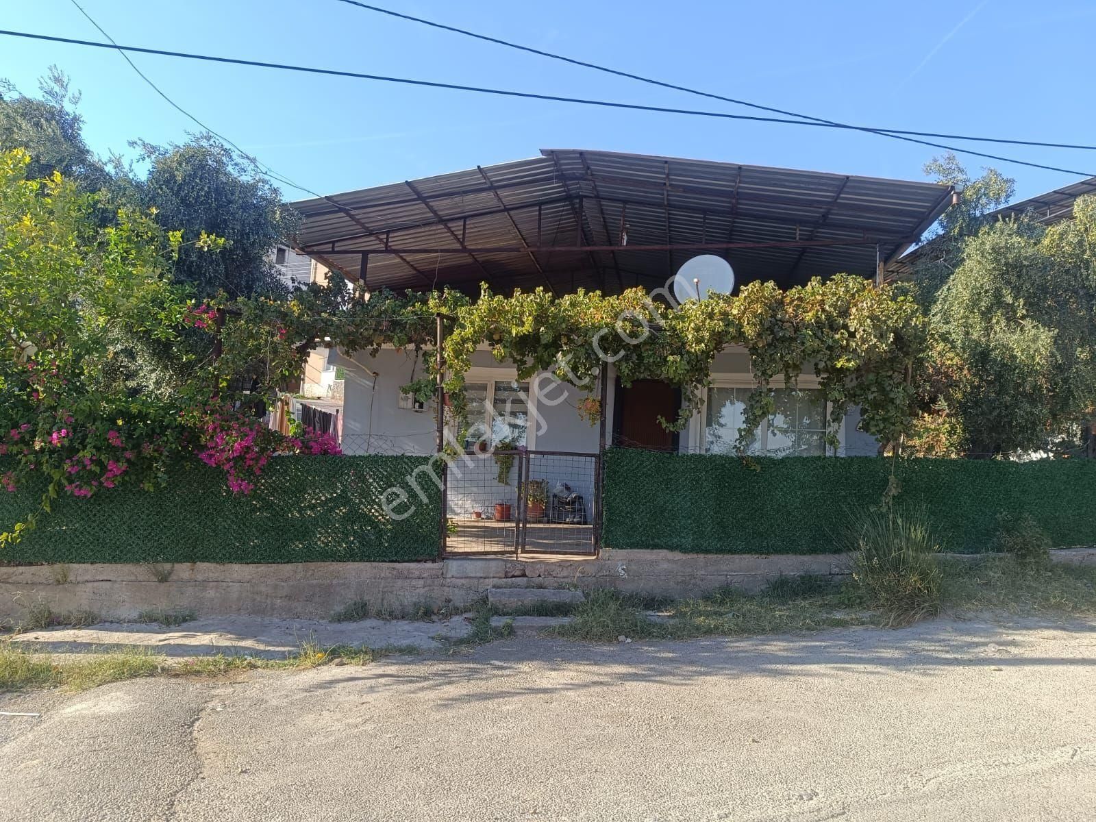 İzmir Torbalı Kuşcuburunda Satılık Mustakil Ev Net 90 M2. Arsası 170 M2.