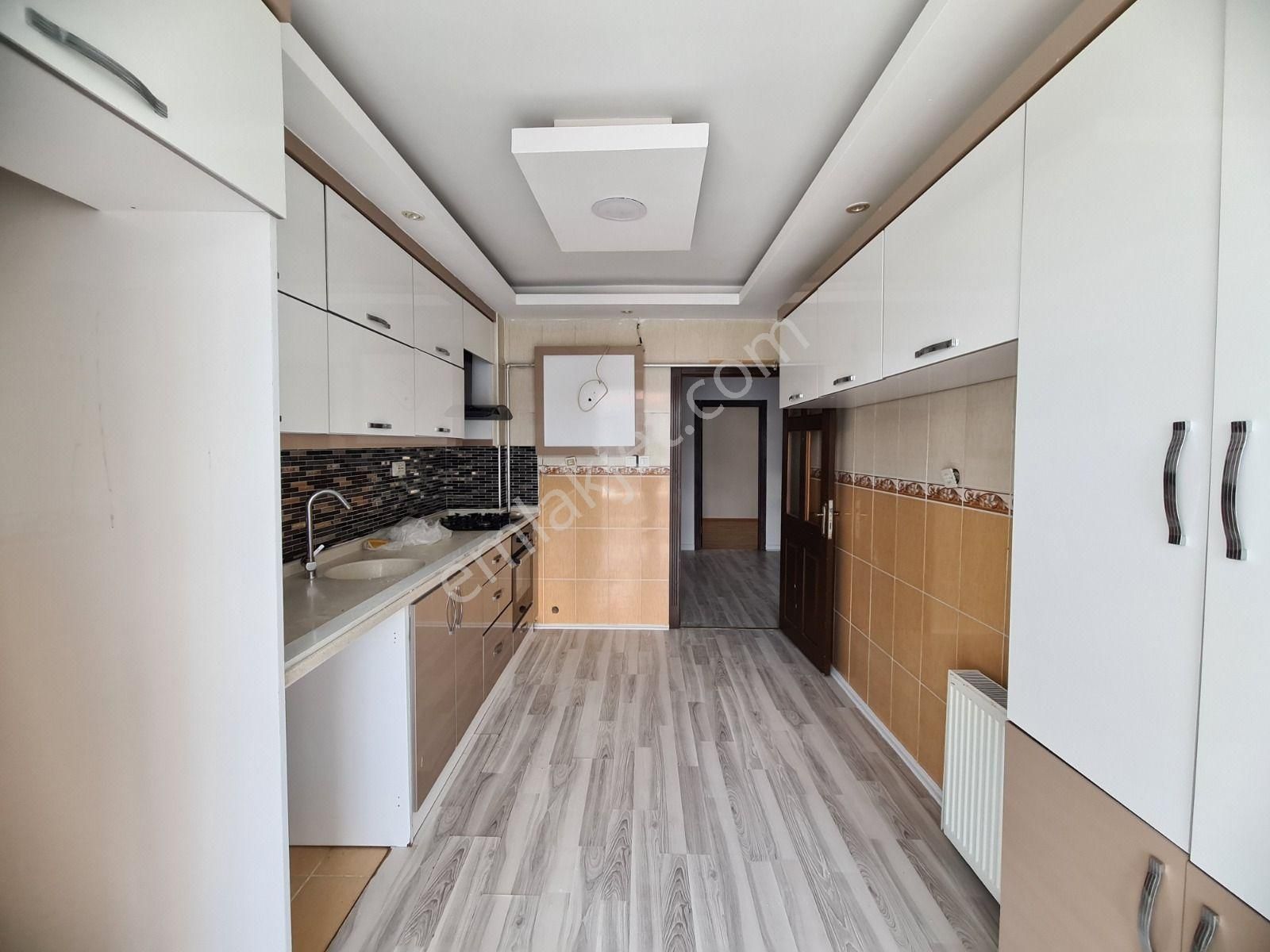 Sancaktepe Ziraat Bankası Karşısı 3.kat Asansörlü Kiralık 3+1