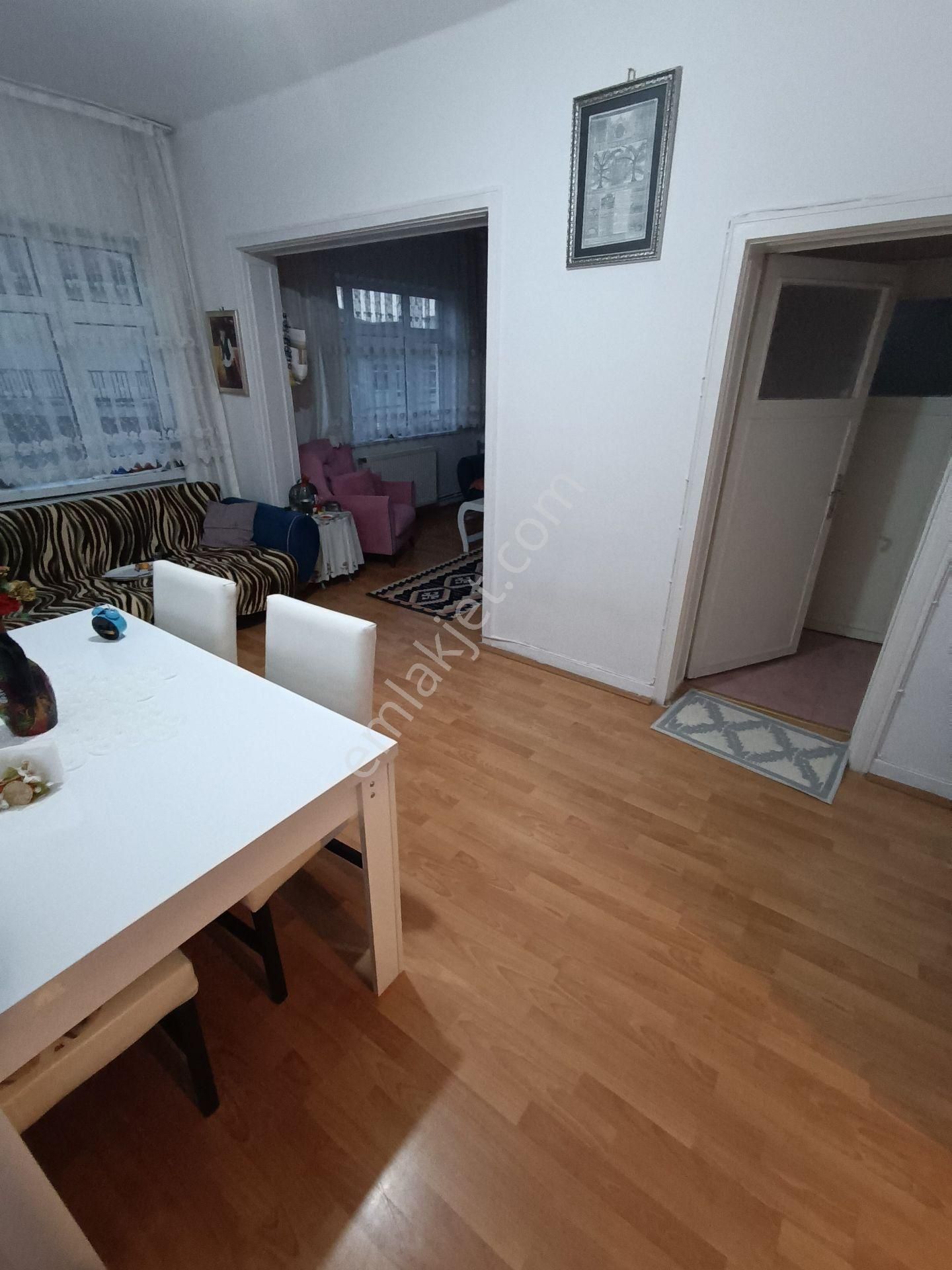 Saimekadın'da 100m2 3+1 Yapılı Balkonlu 1. Kat Kombili Kiracılı Satılık Daire