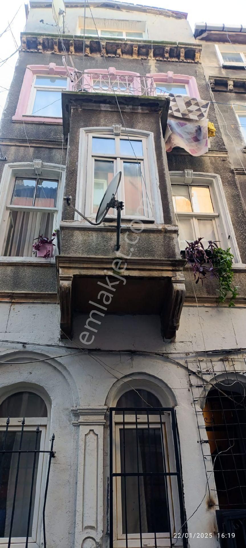Beyoğlunda Cumbalı Bina