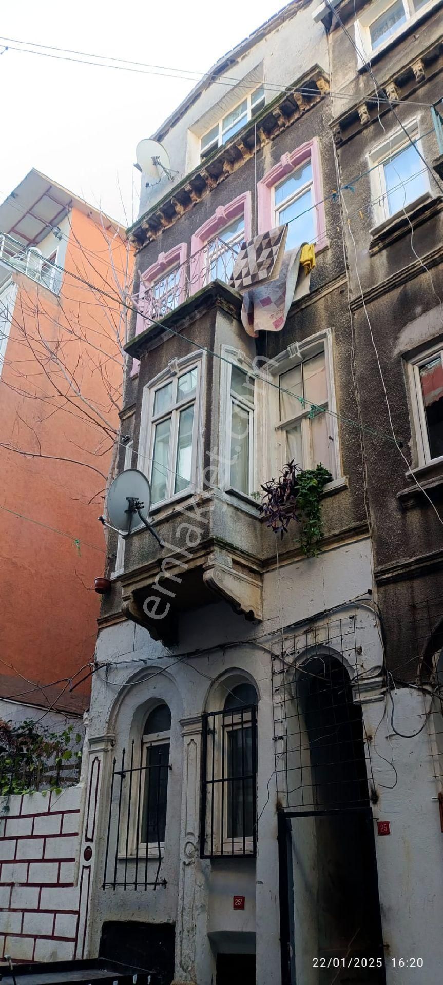 Beyoğlunda Cumbalı Bina - Görsel 5