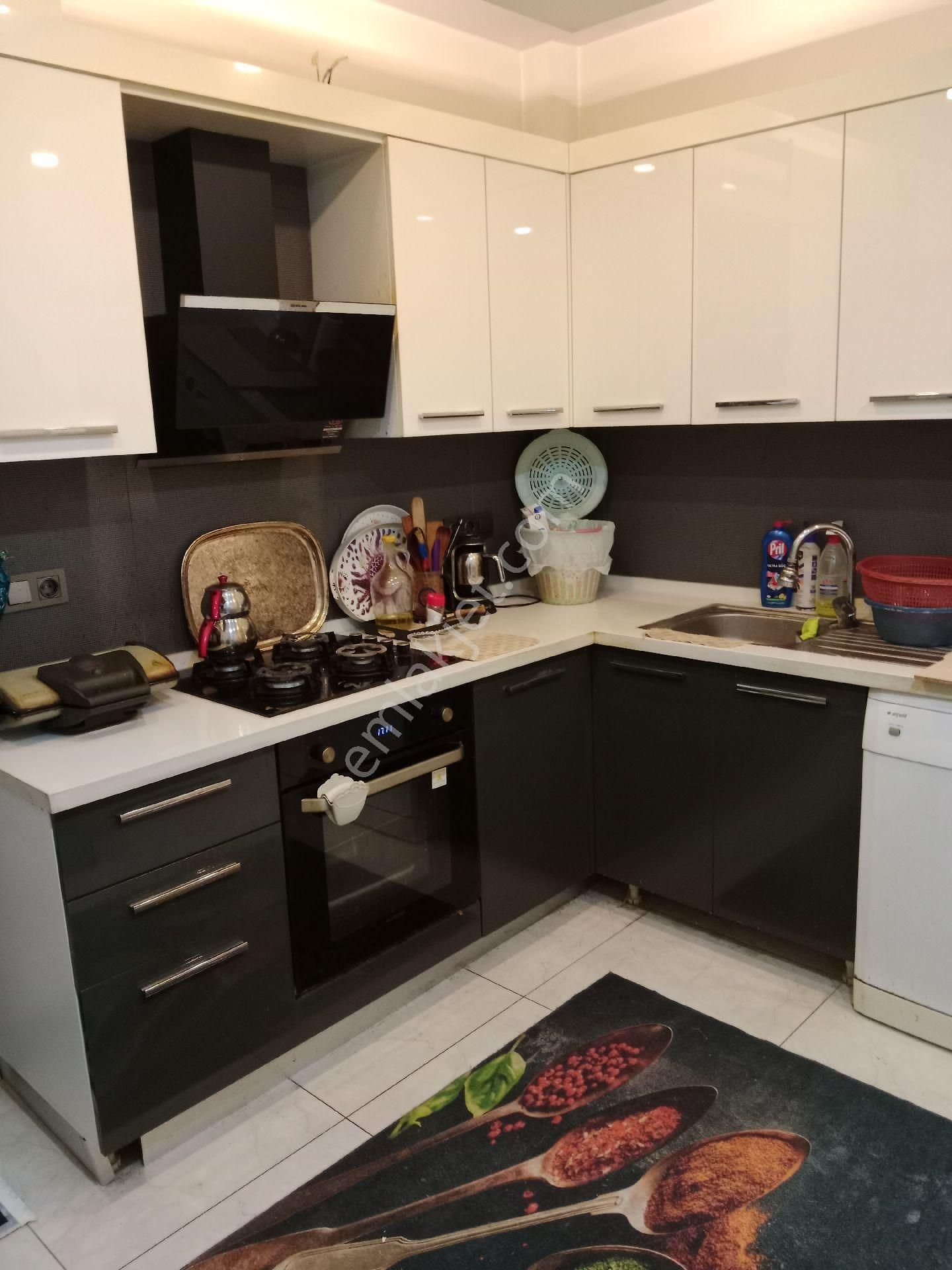 Karşıyaka Girne Cadde Üstü Genç Bina Satılık Daire