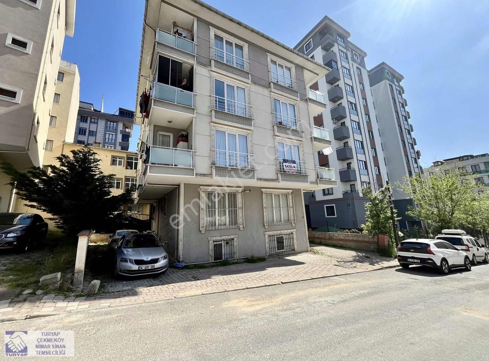 Çekmeköy'de İskanlı,asansörlü Ebeveyn Banyolu 2+1 Arakat Daire
