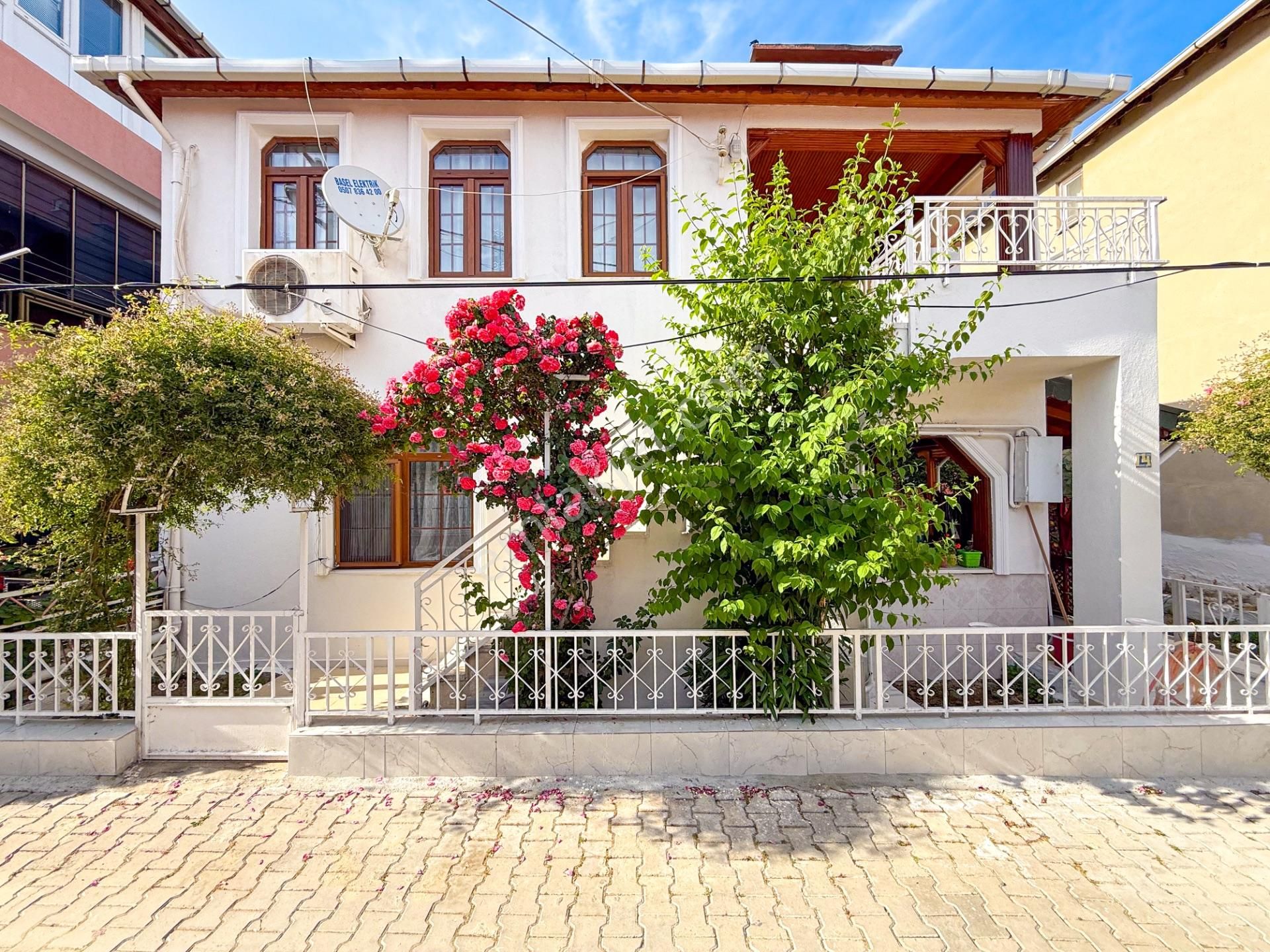 Kumbağ'da Pazar Sokağına Yakın 2 Katlı Satılık Bahçeli Villa