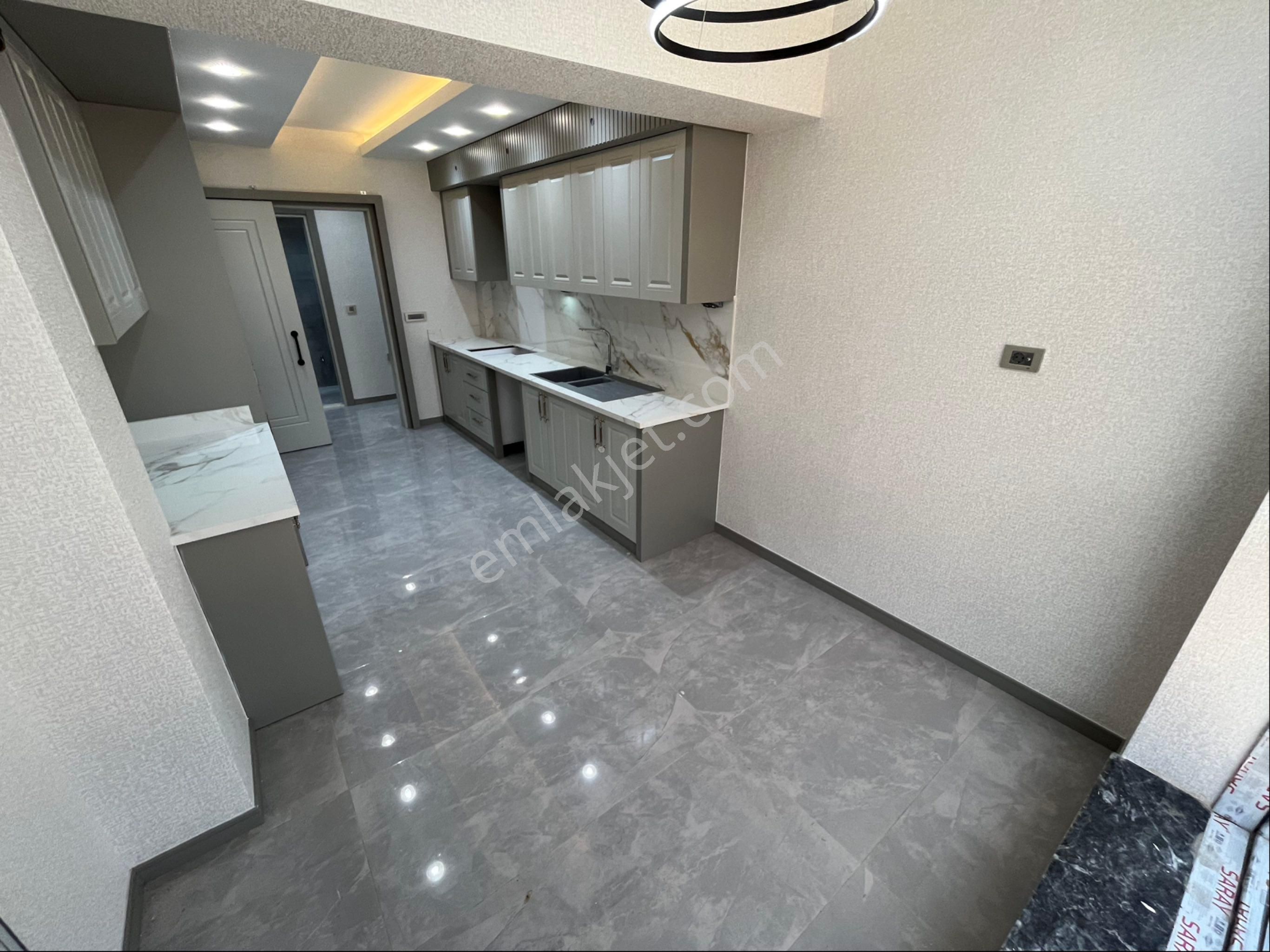 Bağbaşıda 160m2 3+1 Enfes İşçilikli Panjurlu Giyinme Odalı Satılık Daire