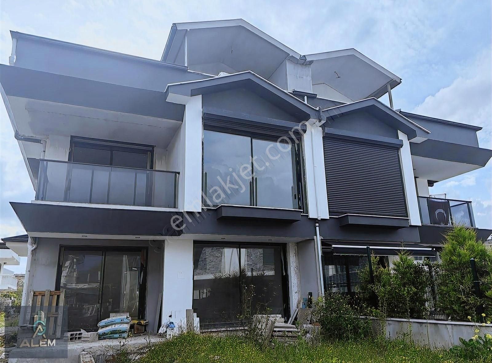 Dalaman Karaçalıda Satılık Tripleks Villa