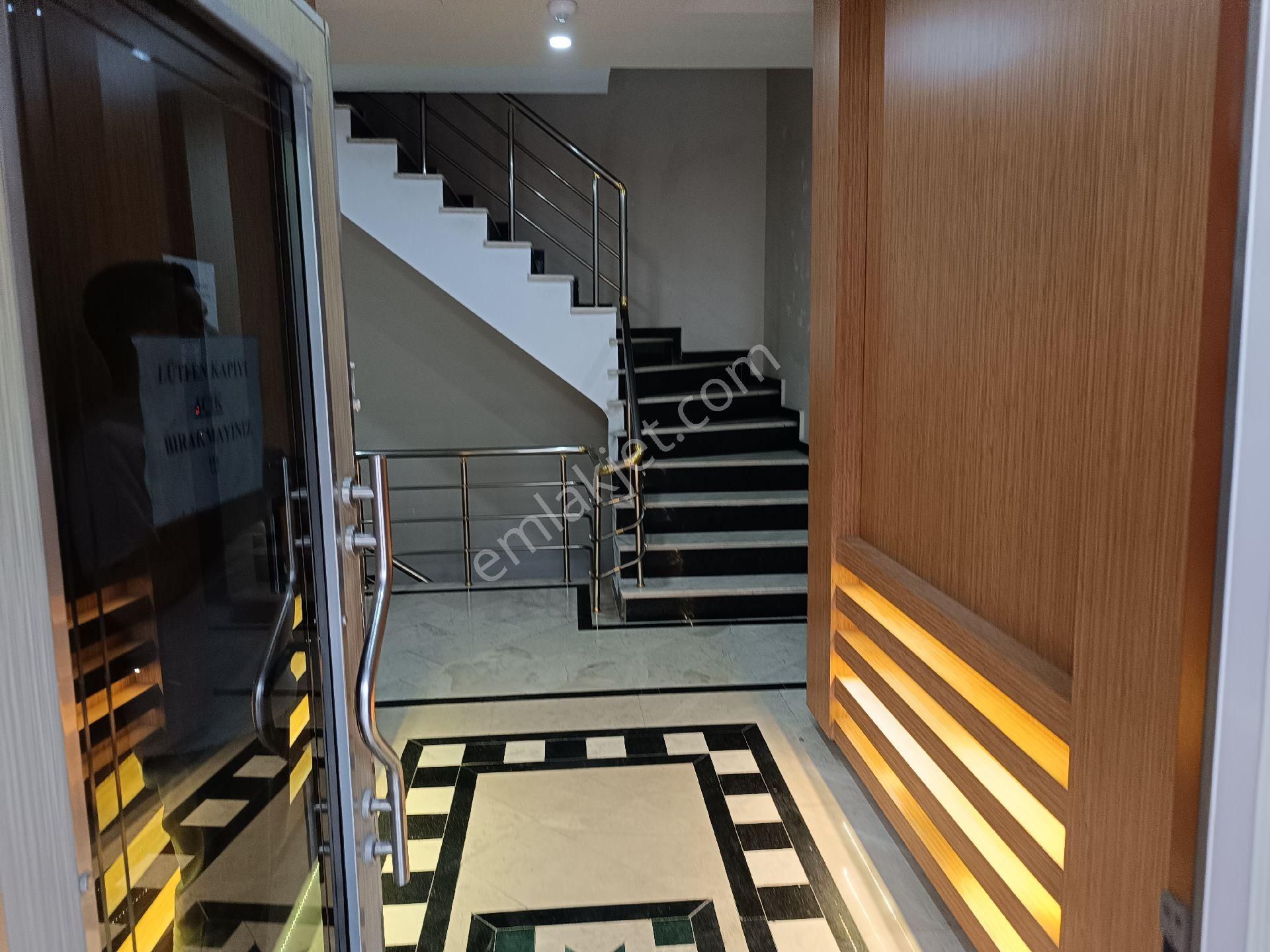 Kavaklı Merkezde Meydanda Full Eşyalı 2+1 Daire