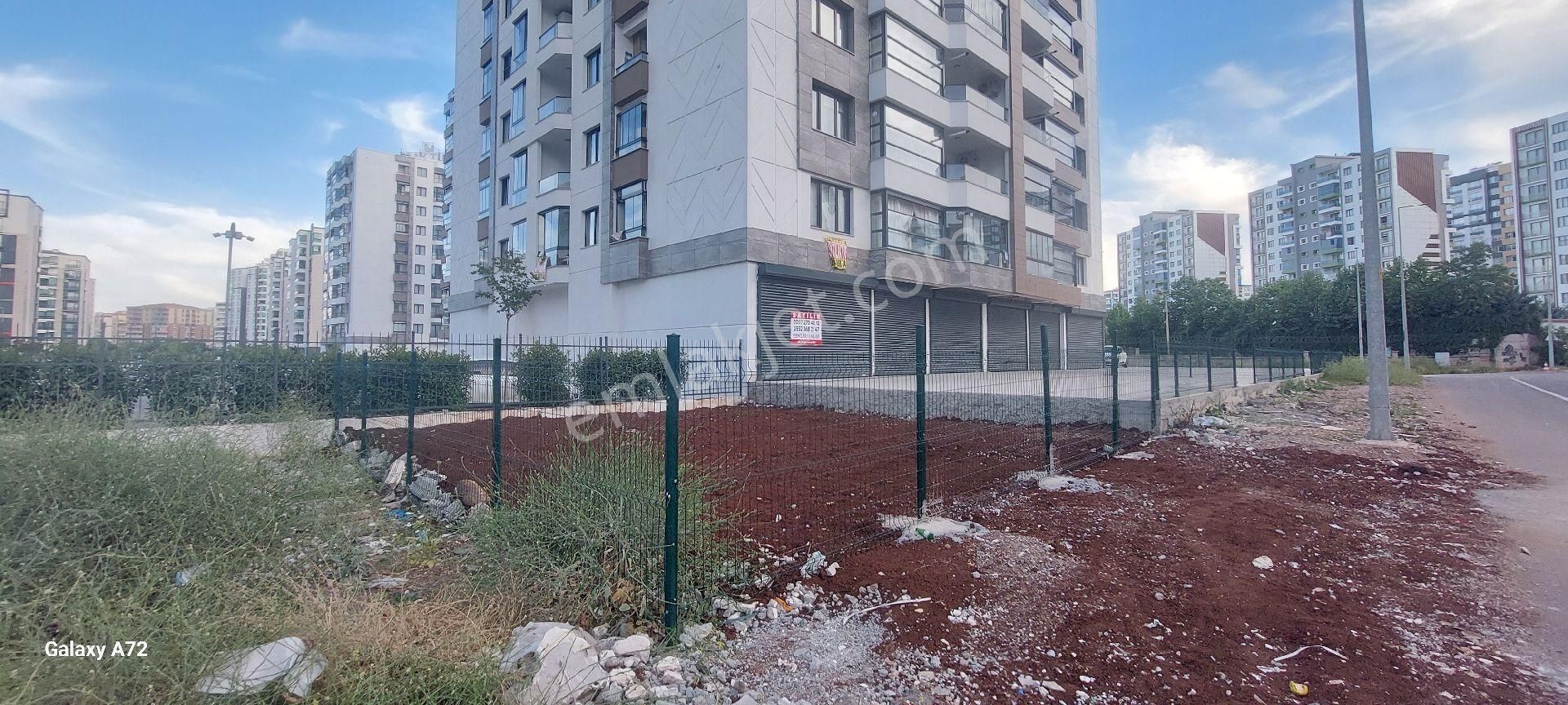 Mastfroş Caddesinde İçi Yapılı Yatırımlık Satılık Köşe Dükkan