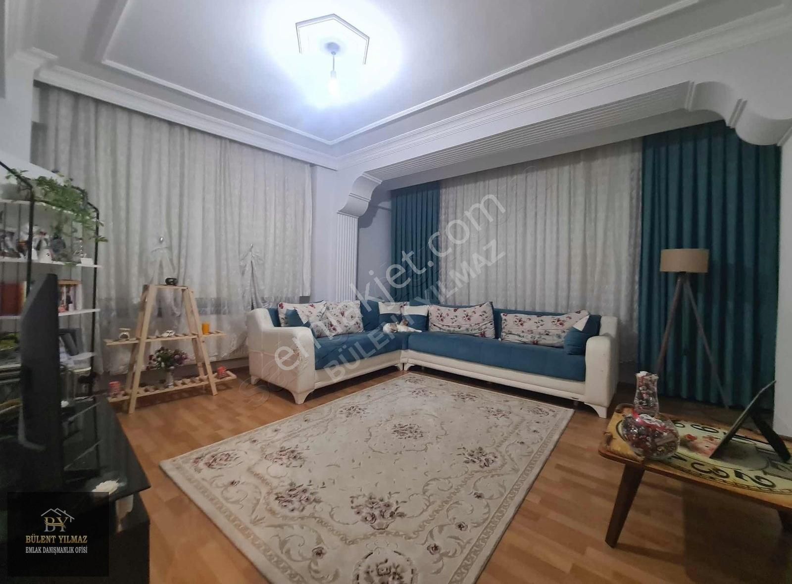 Bülent Yılmaz'dan Satılık Cadde Üstü Balkonlu 2+1 Ara Kat Daire