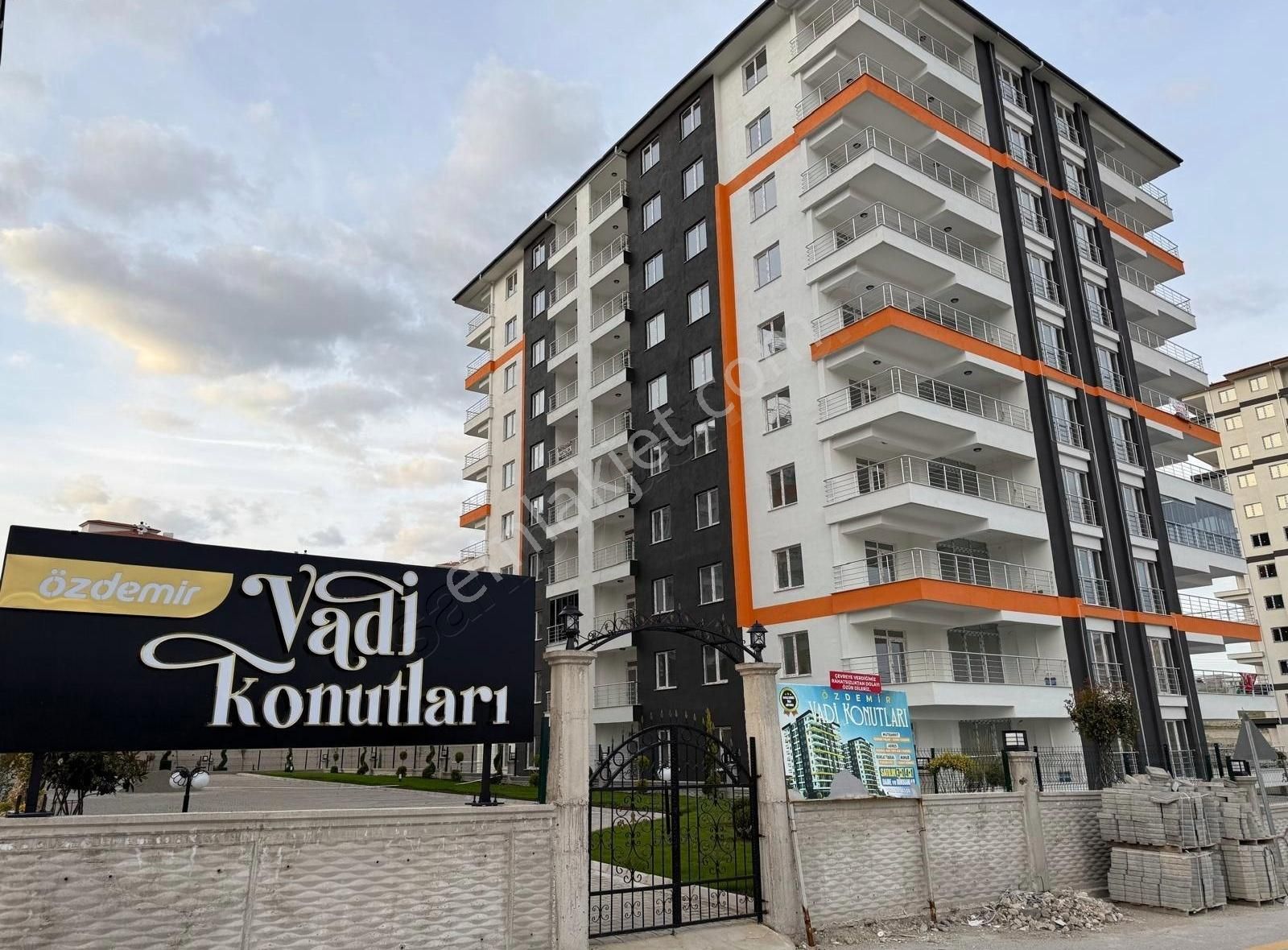 Adres Gayrimenkulden Özdemir Vadi Konutlarında Satılık 3+1 Daire
