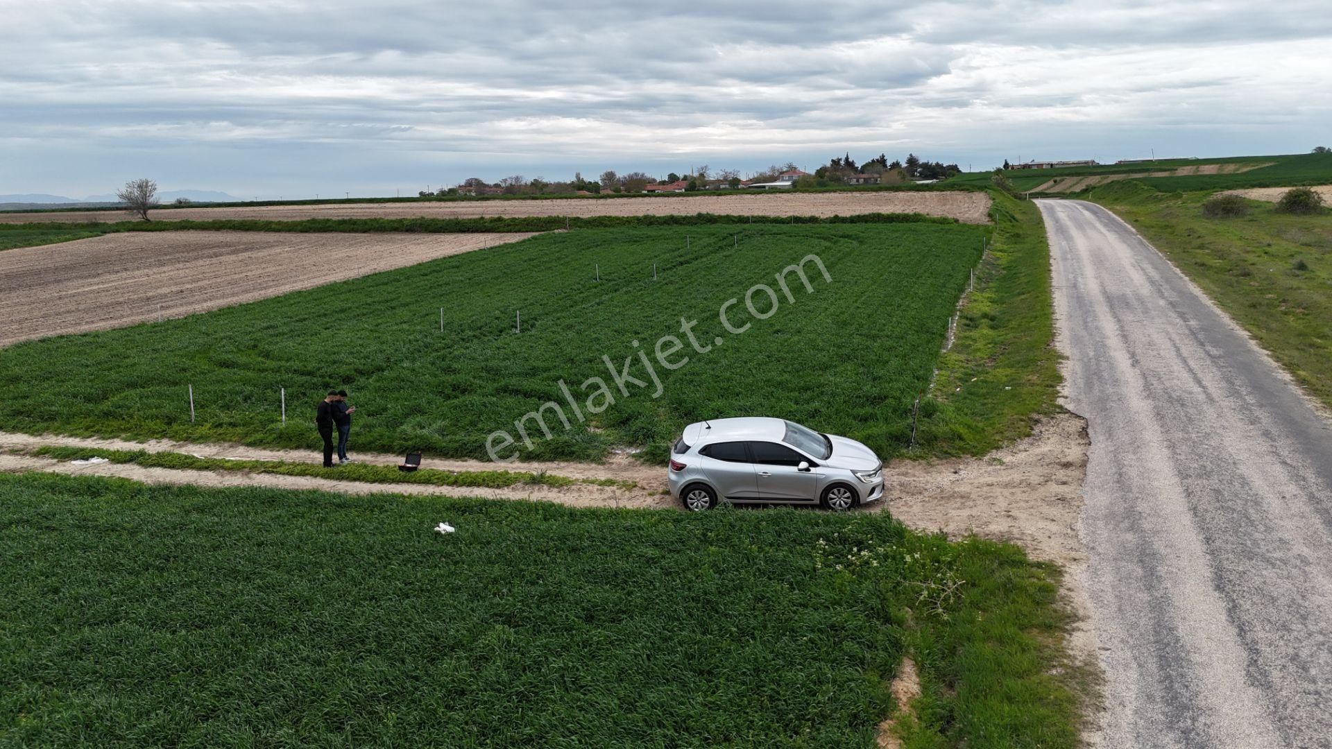 Edirne De Cadde Cephe Kazıkları Çakılı Kelepir Arazi