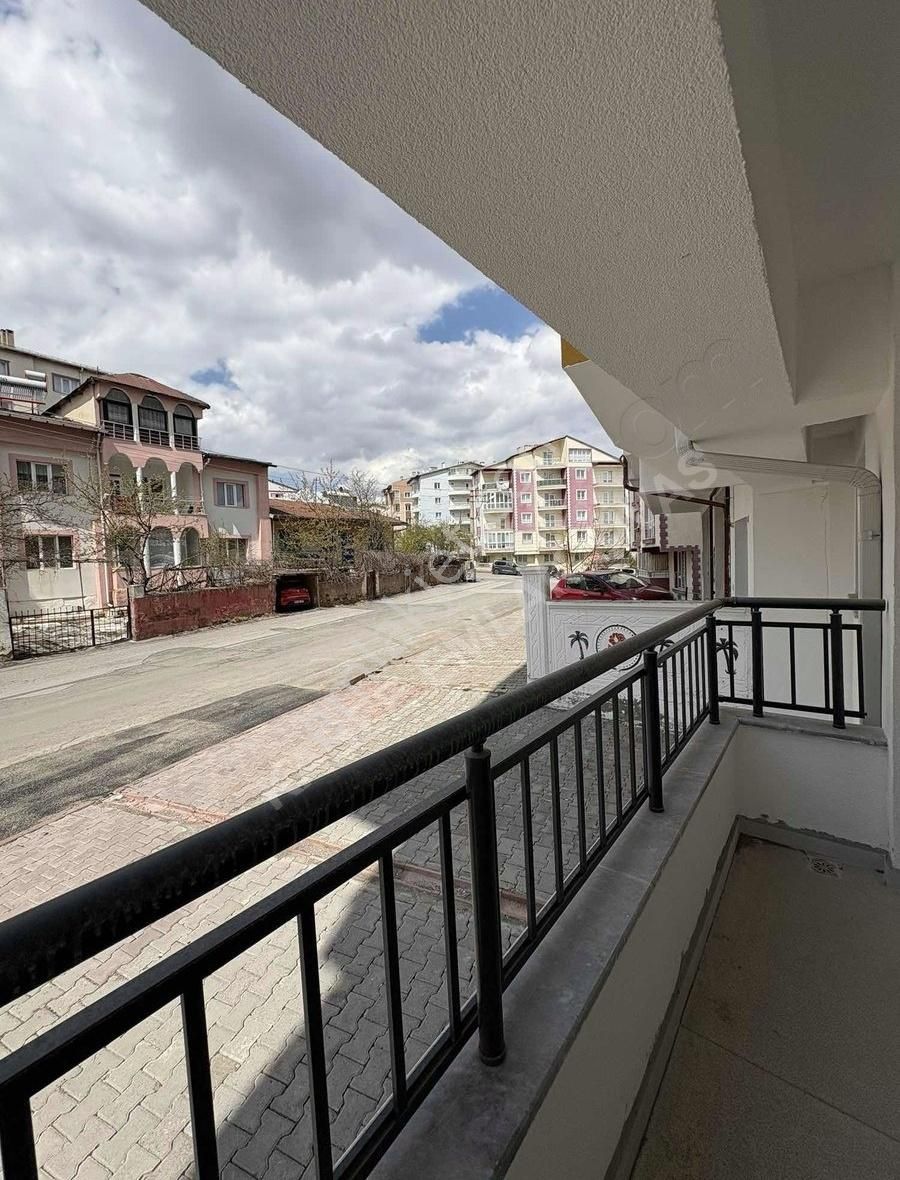 Kabze Emlaktan Sivas Mrk.huzur Mh.de Giriş Kat 3+1 Sıfır Satılık