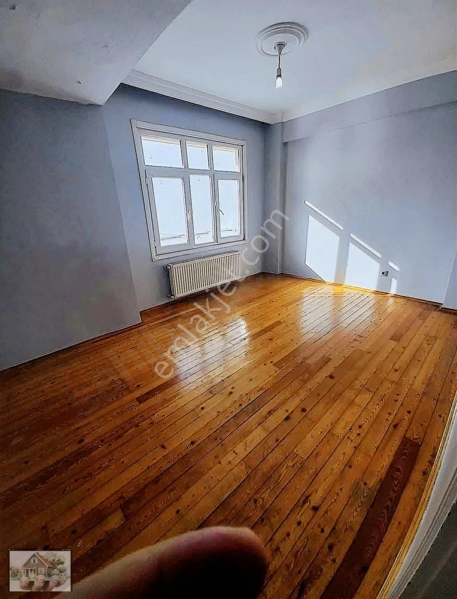 Beyaz Saray Emlak'dan Barbaros Mah. 1+1 Kombili Kiralık Daire