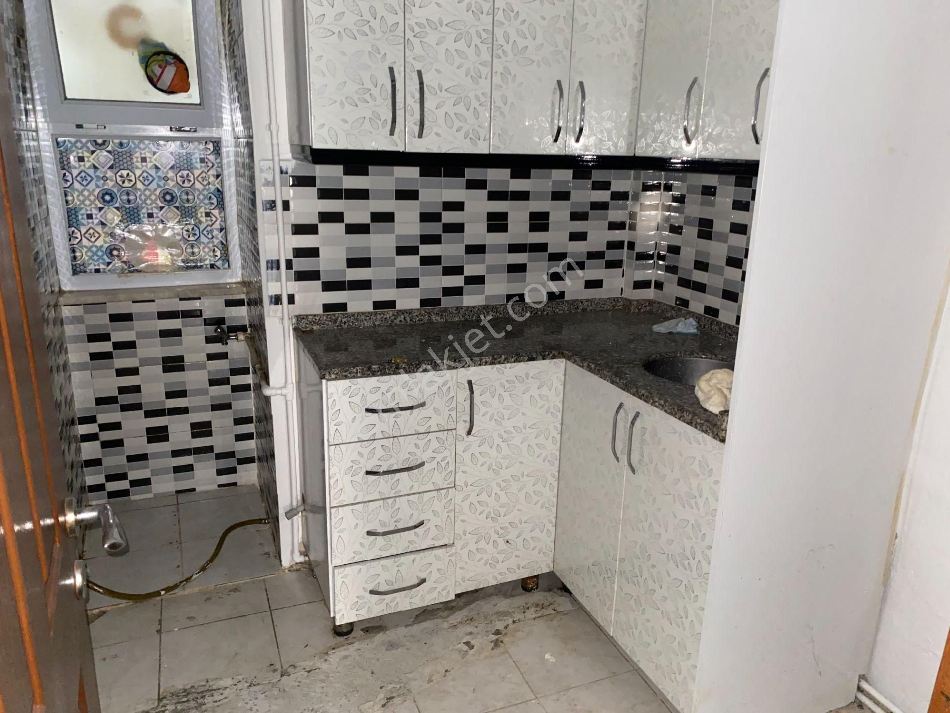 Destan-022-kocamustafapaşa Perşembe Pazar Civarı 2 Oda 1 Salon Bahçe Kat 85m2 Bakımlı Açıklama Oku
