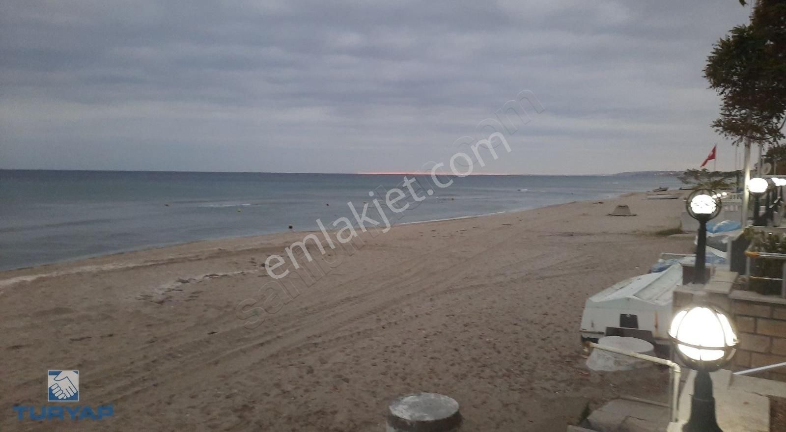Büyükcekmece De Satılık Deniz Manzaralı İçi Yenilenmiş 3+1 Daire