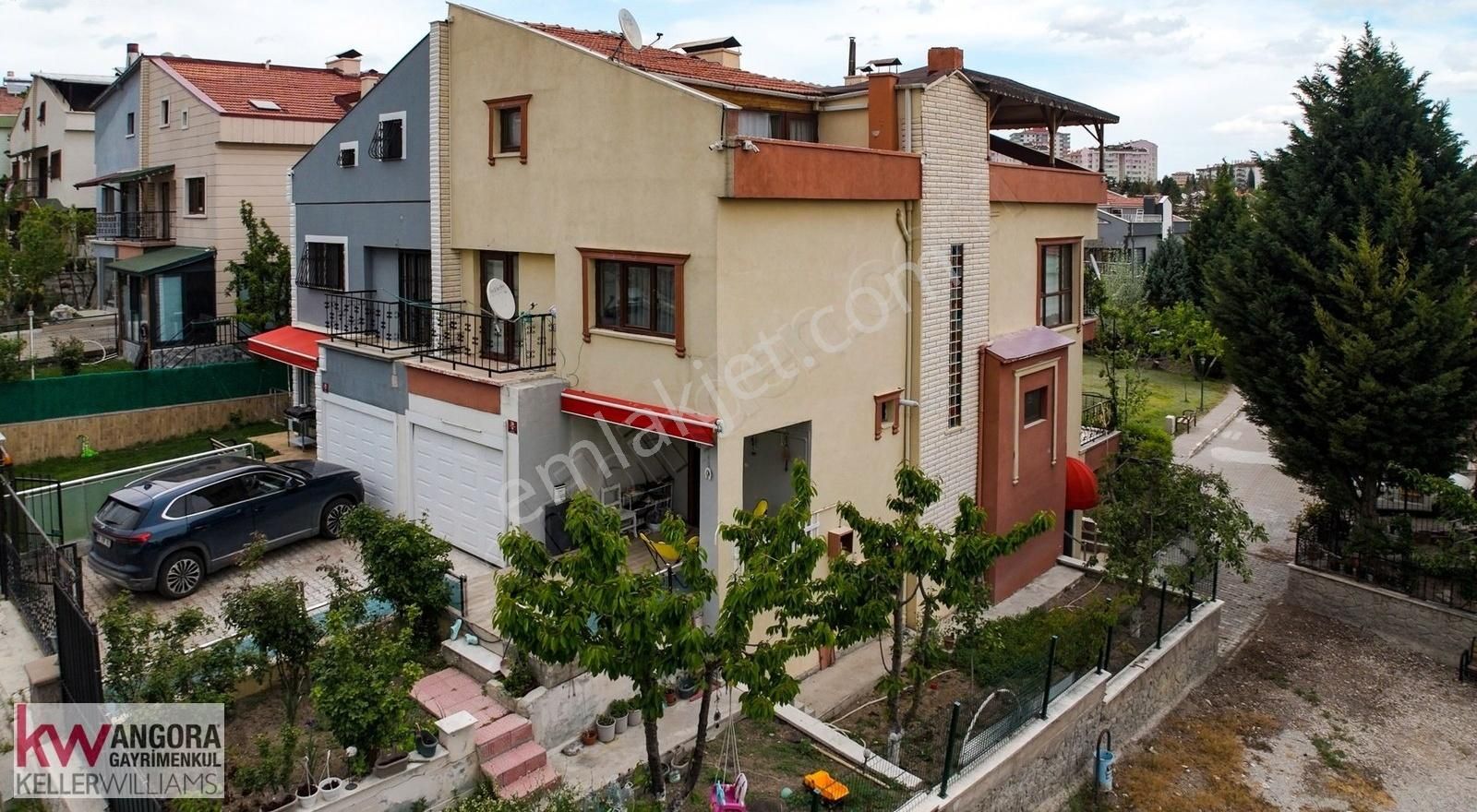 Karkoy Villalarında Köşe 8+2 Satılık Villa