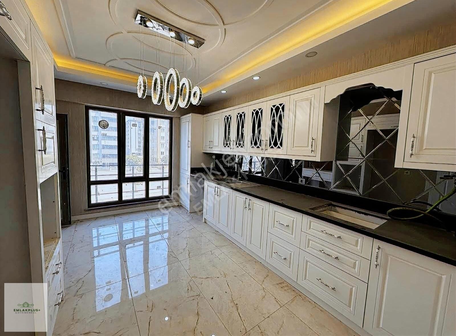 Emlak Plus+'tan Fıstıklık'ta Eşsiz Konumda Ultra Lüks 3+1 Daire