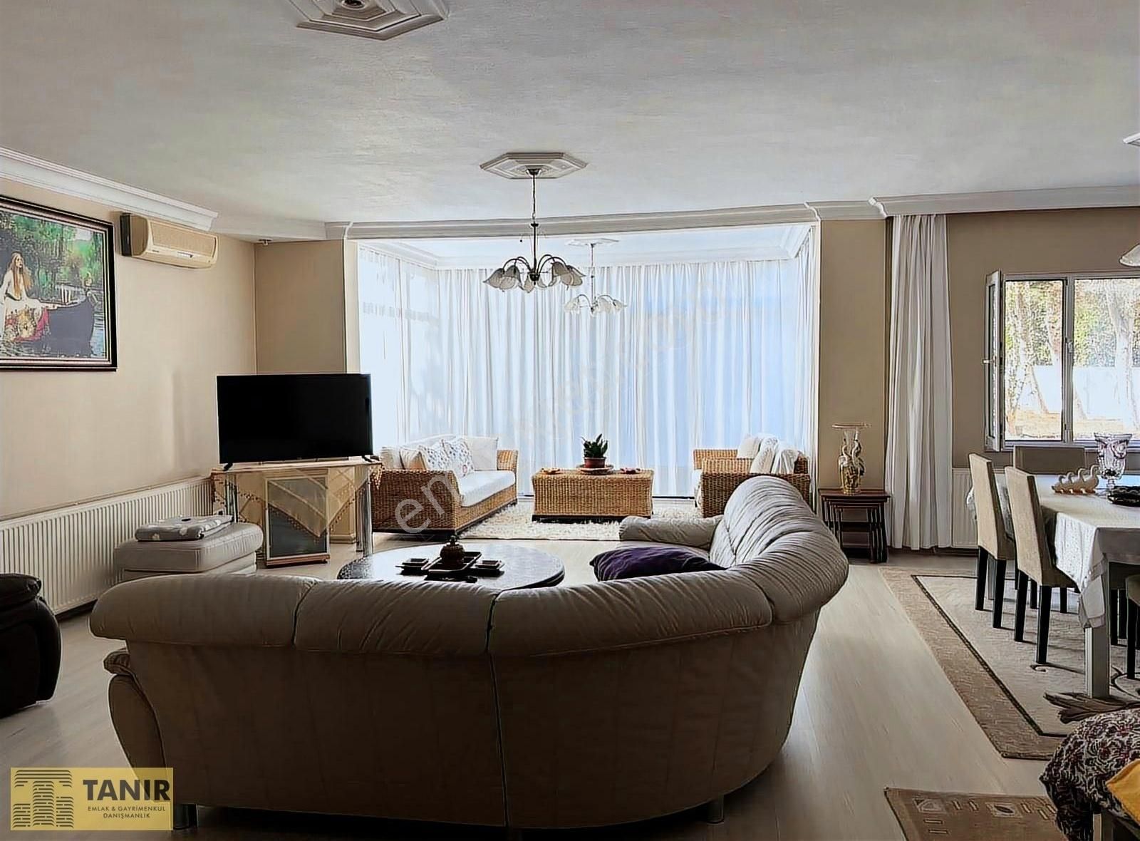 Silivri Çeltik'te Havuzlu Anayol Üzeri 1.200 M2 Satılık Villa