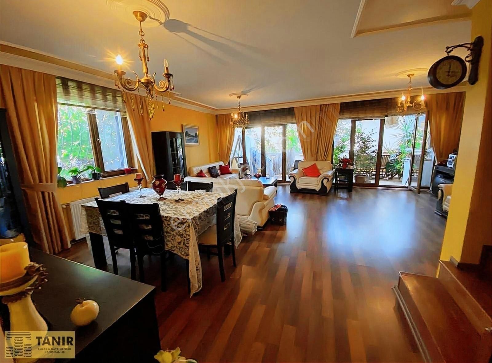 Bahçeşehir Site İçinde Müstakil Girişli Bahçeli Satılık Villa
