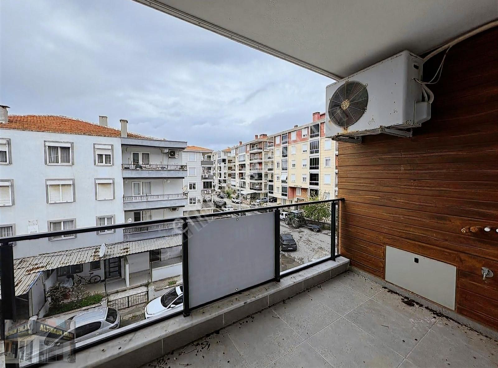 Ayvalık Sarımsaklı'da Önü Açık 80m2 2+1 Satılık Daire - Görsel 6