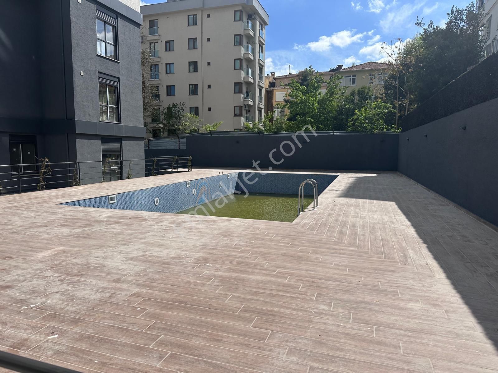 Suadiye 'de Havuzlu 7/24 Güvenlikli Sitede Balkonlu Ebeveynli 3+1 Sıfır Lüks Daire