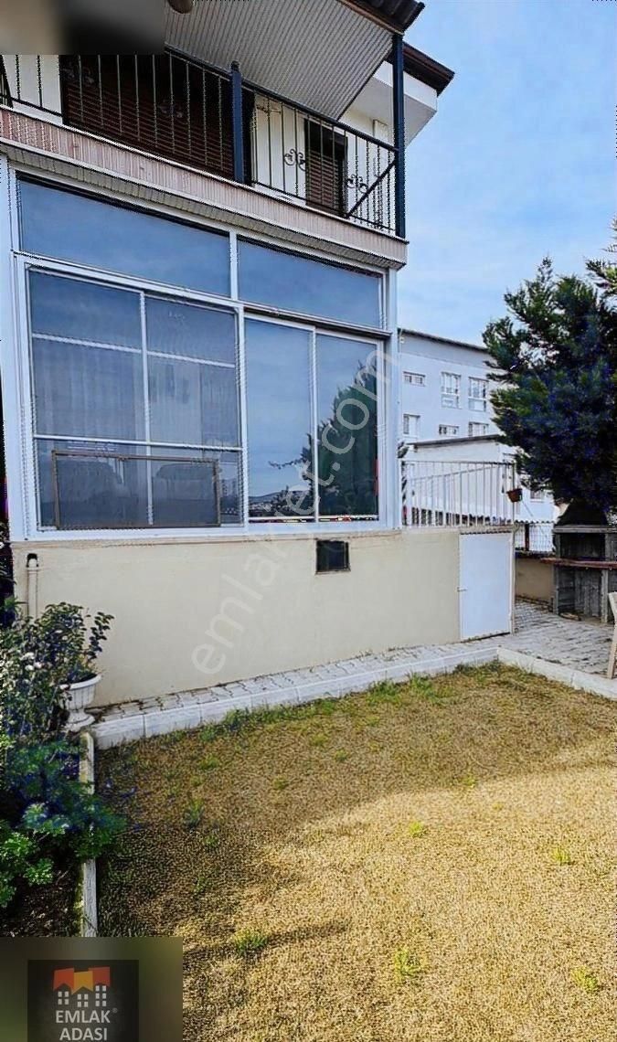 Kuşadası Merkezde Satılık Eşyalı Bahçeli 1+1 Daire.