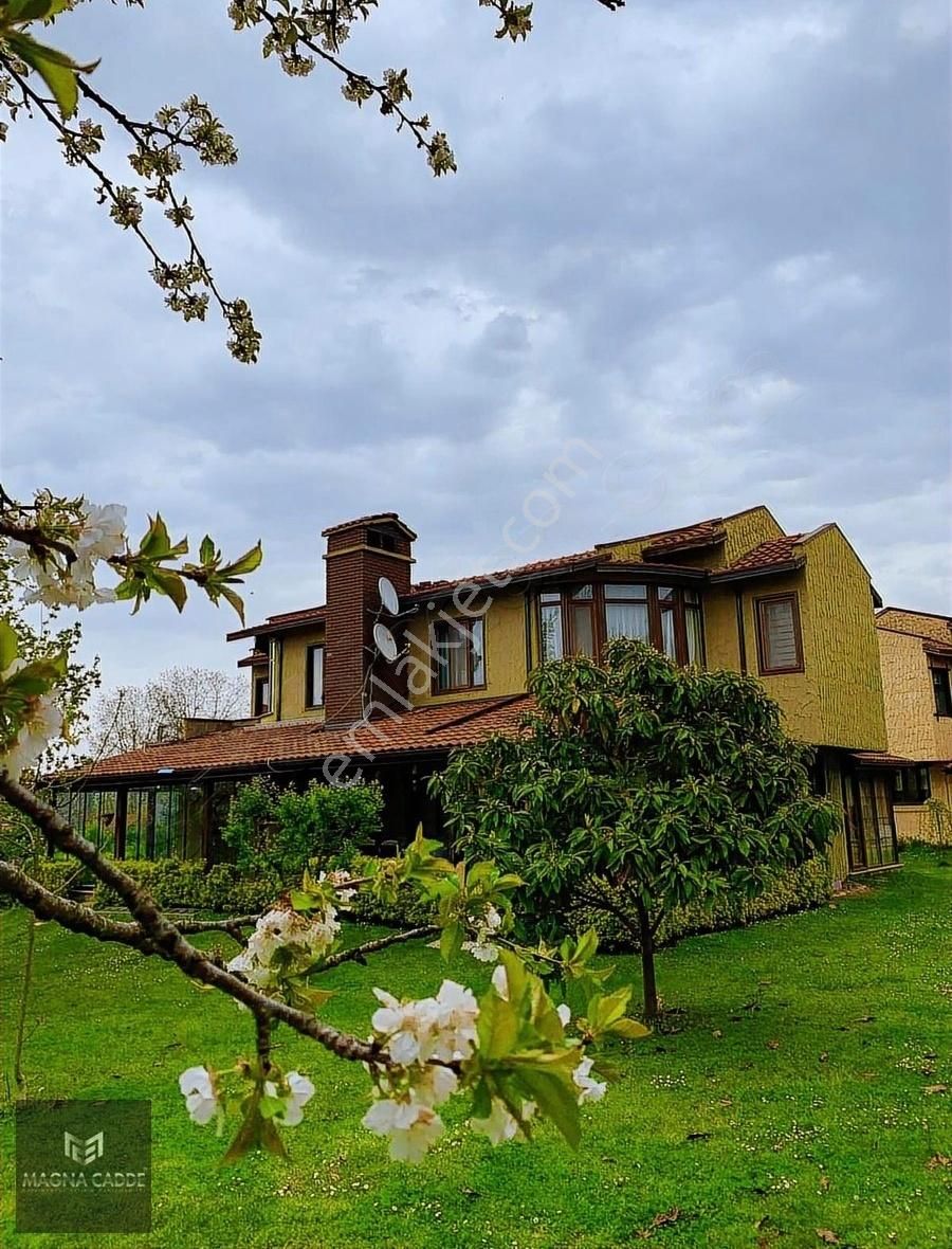 Sapanca'nın Güzel Sitesinde 4+1 Aciiiil Satılık Eşyalı Villa